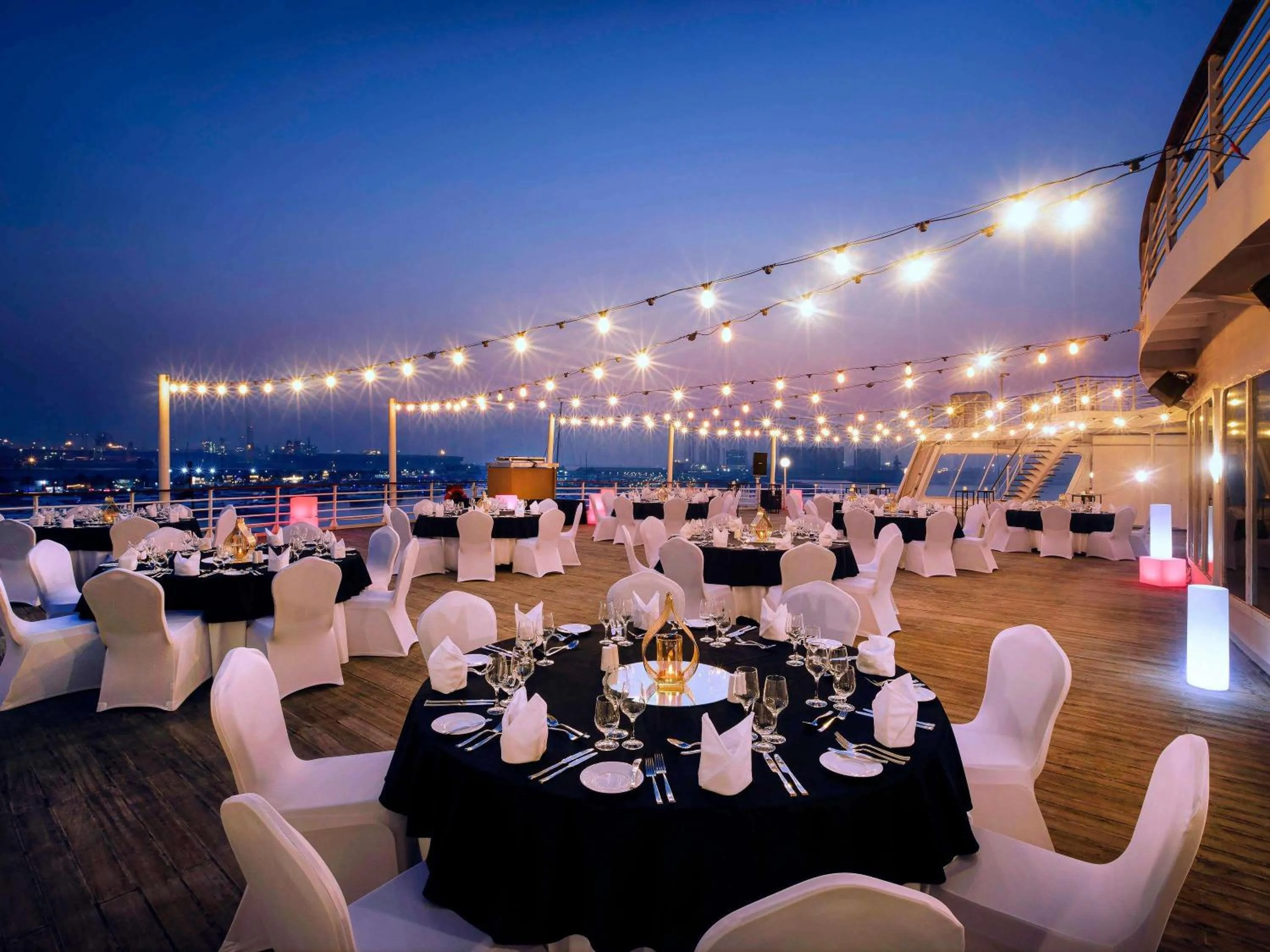 Meeting/conference room in Queen Elizabeth 2 Hotel