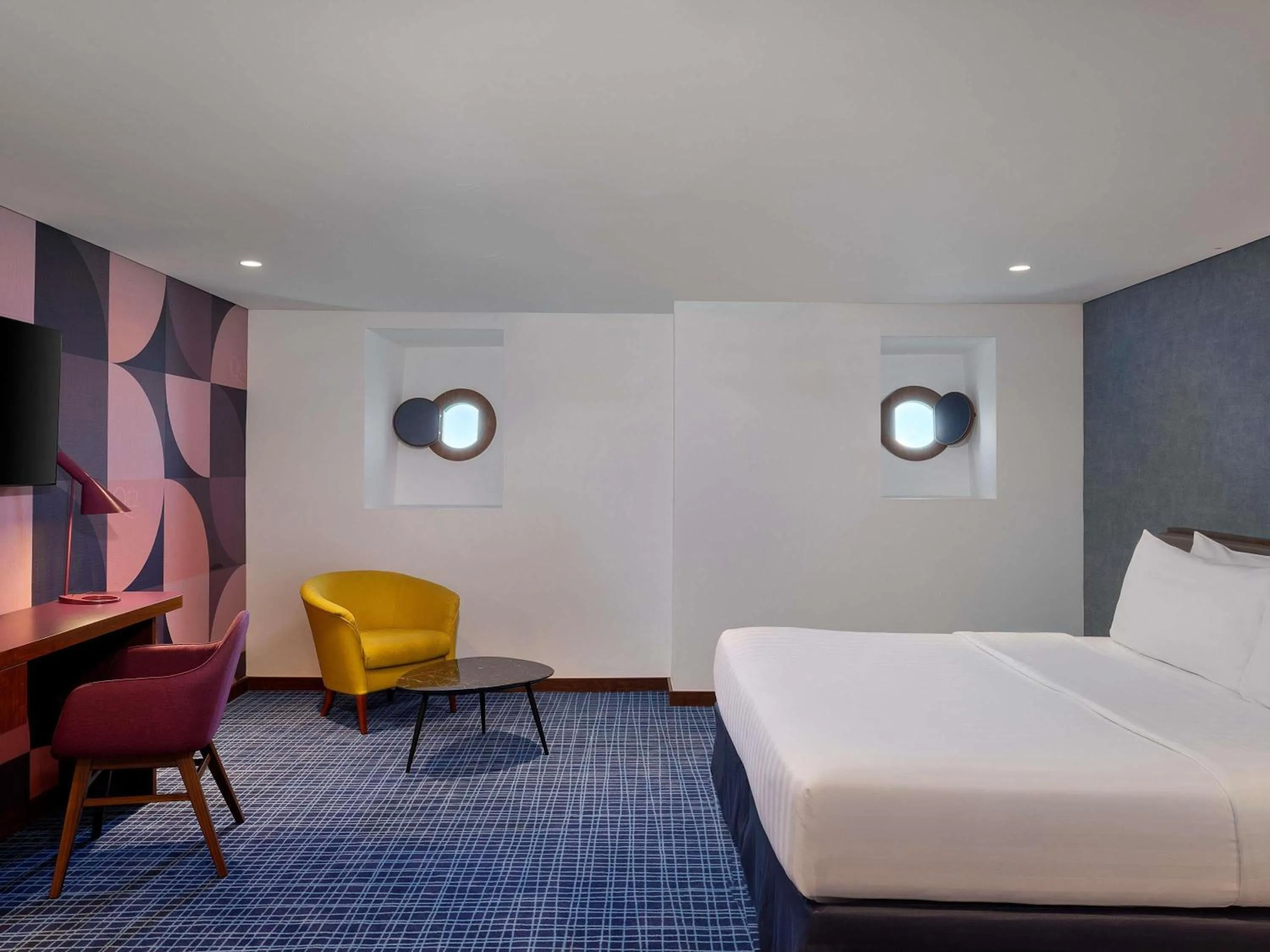 Bedroom, Bed in Queen Elizabeth 2 Hotel