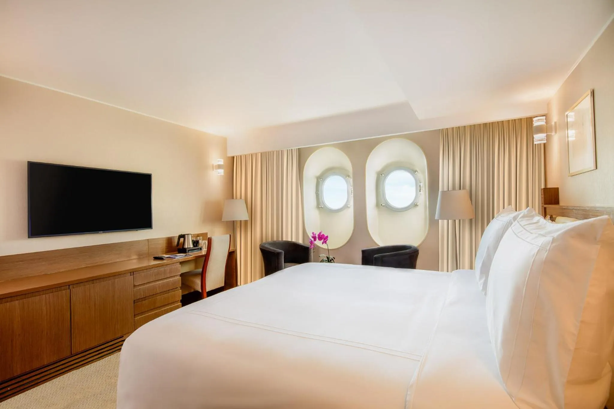 Bedroom, Bed in Queen Elizabeth 2 Hotel