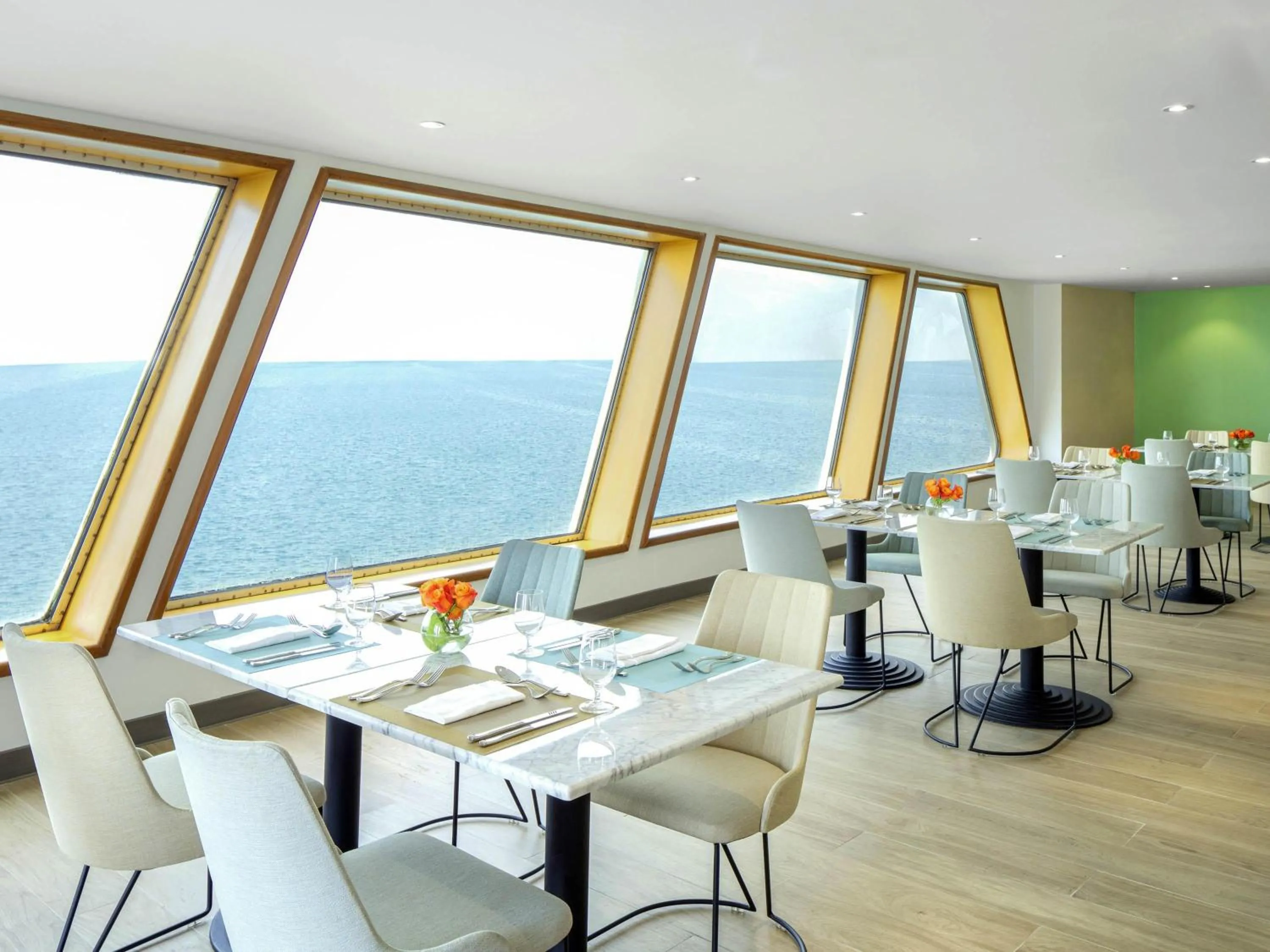 Restaurant/places to eat in Queen Elizabeth 2 Hotel