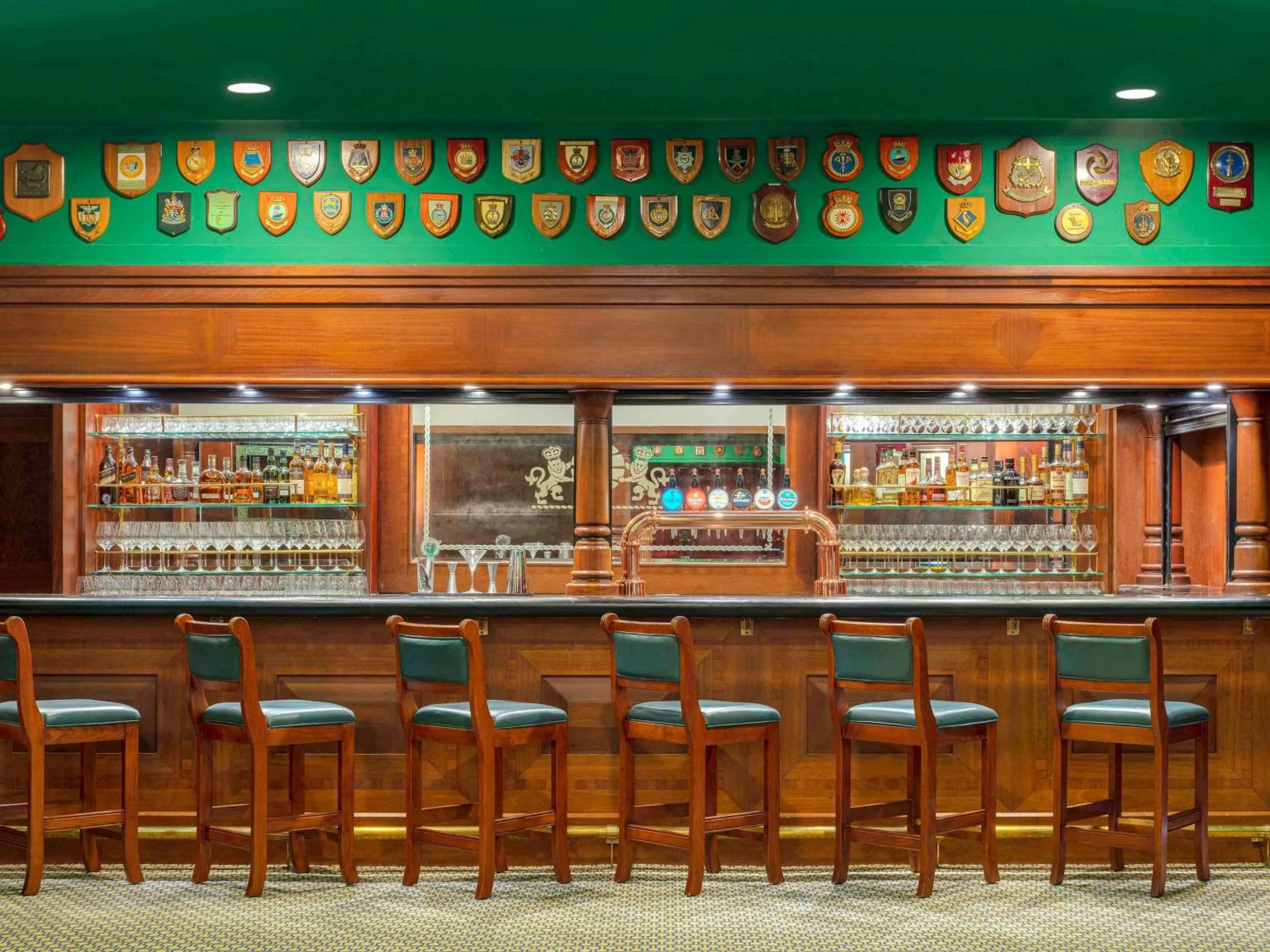 Lounge or bar in Queen Elizabeth 2 Hotel