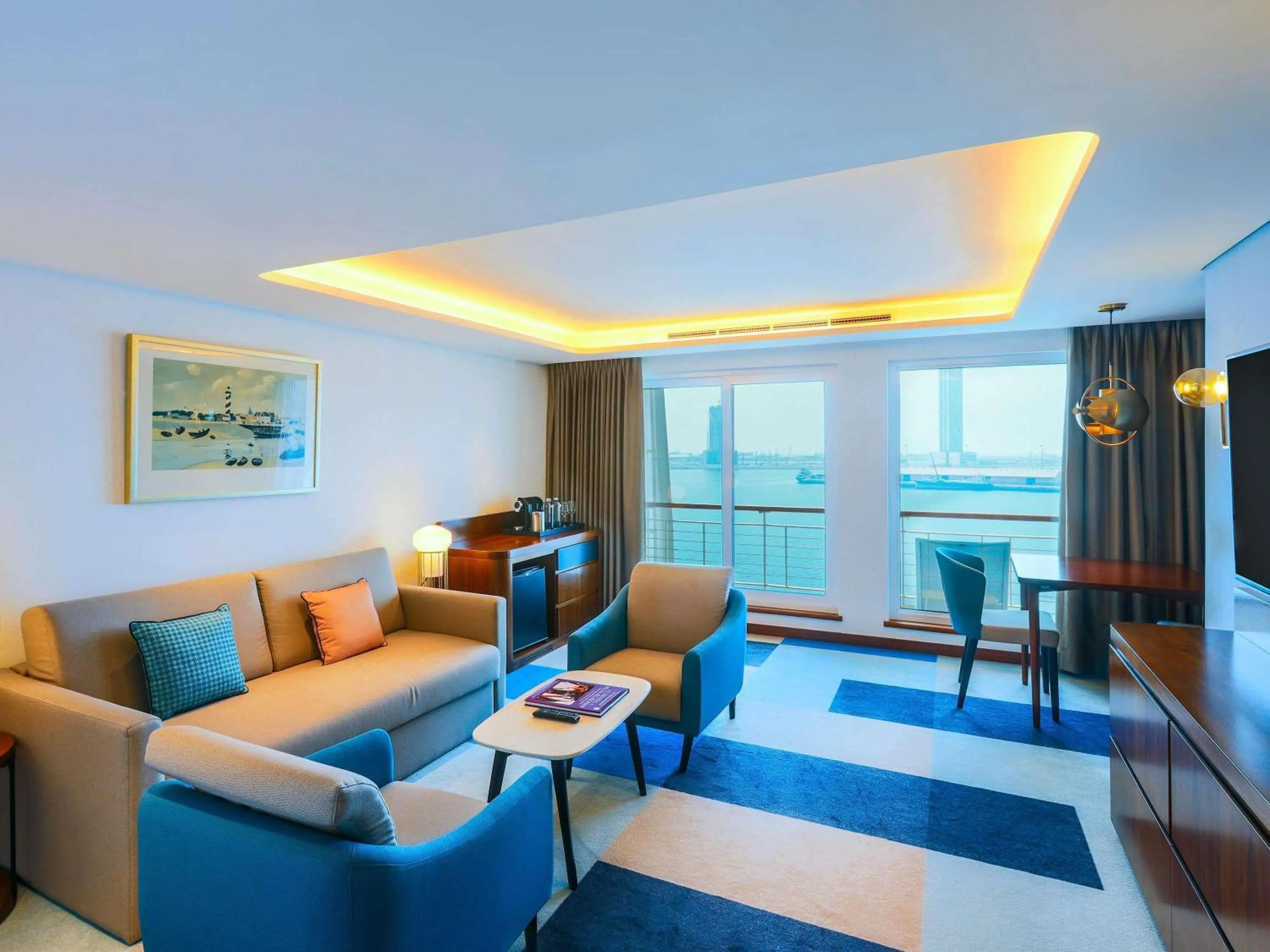 Bedroom in Queen Elizabeth 2 Hotel