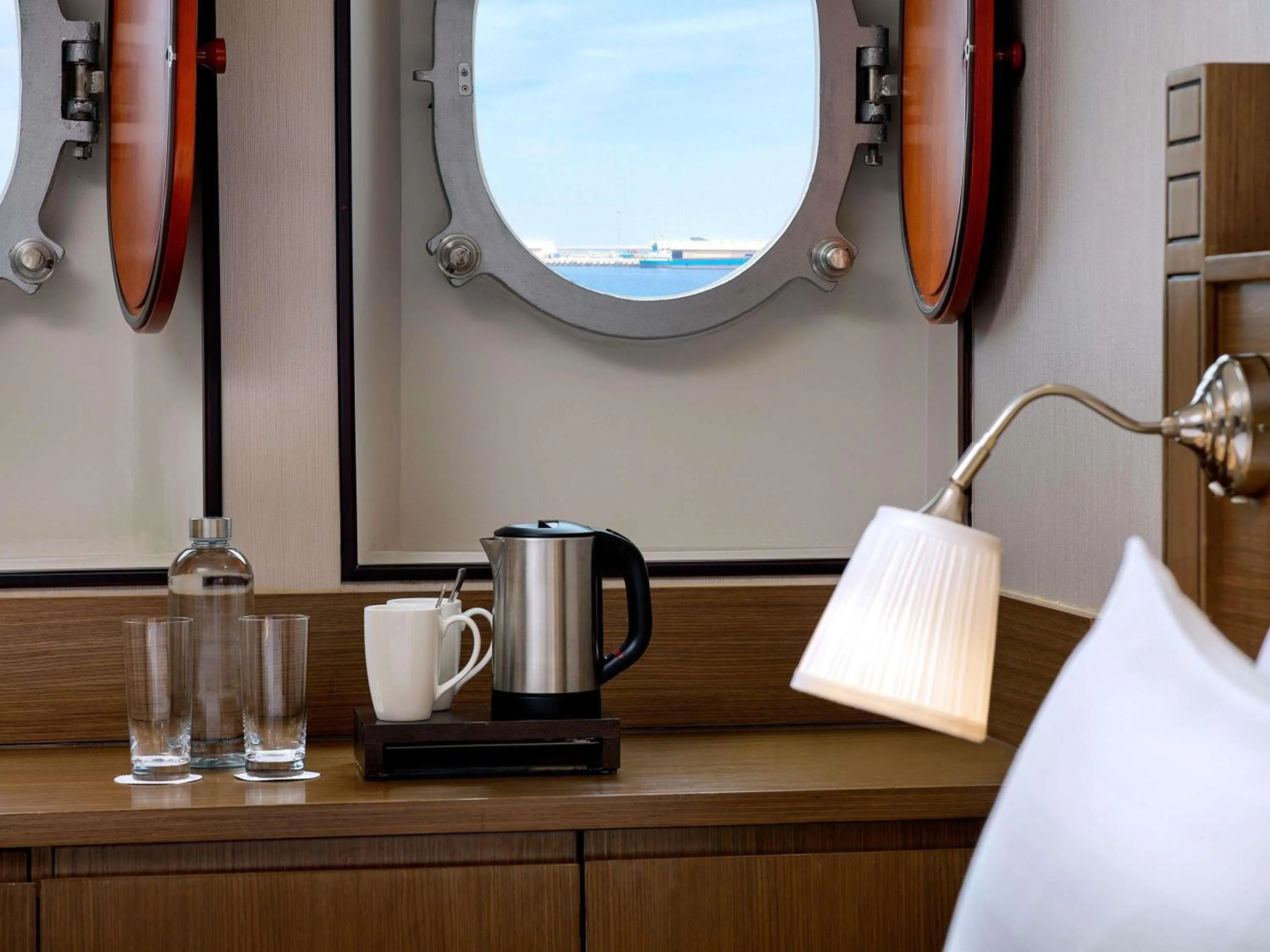 Bedroom, Bed in Queen Elizabeth 2 Hotel