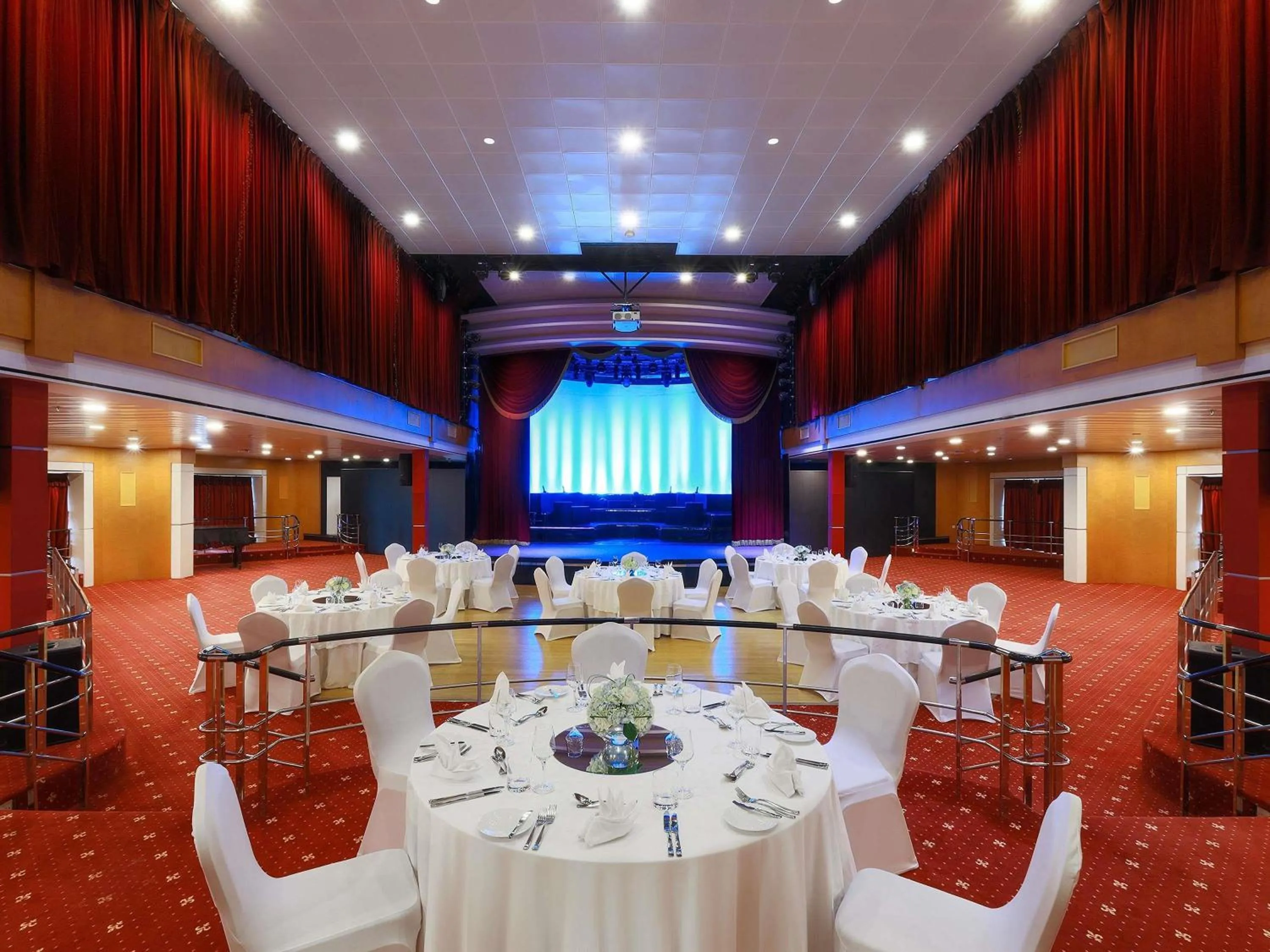Meeting/conference room in Queen Elizabeth 2 Hotel