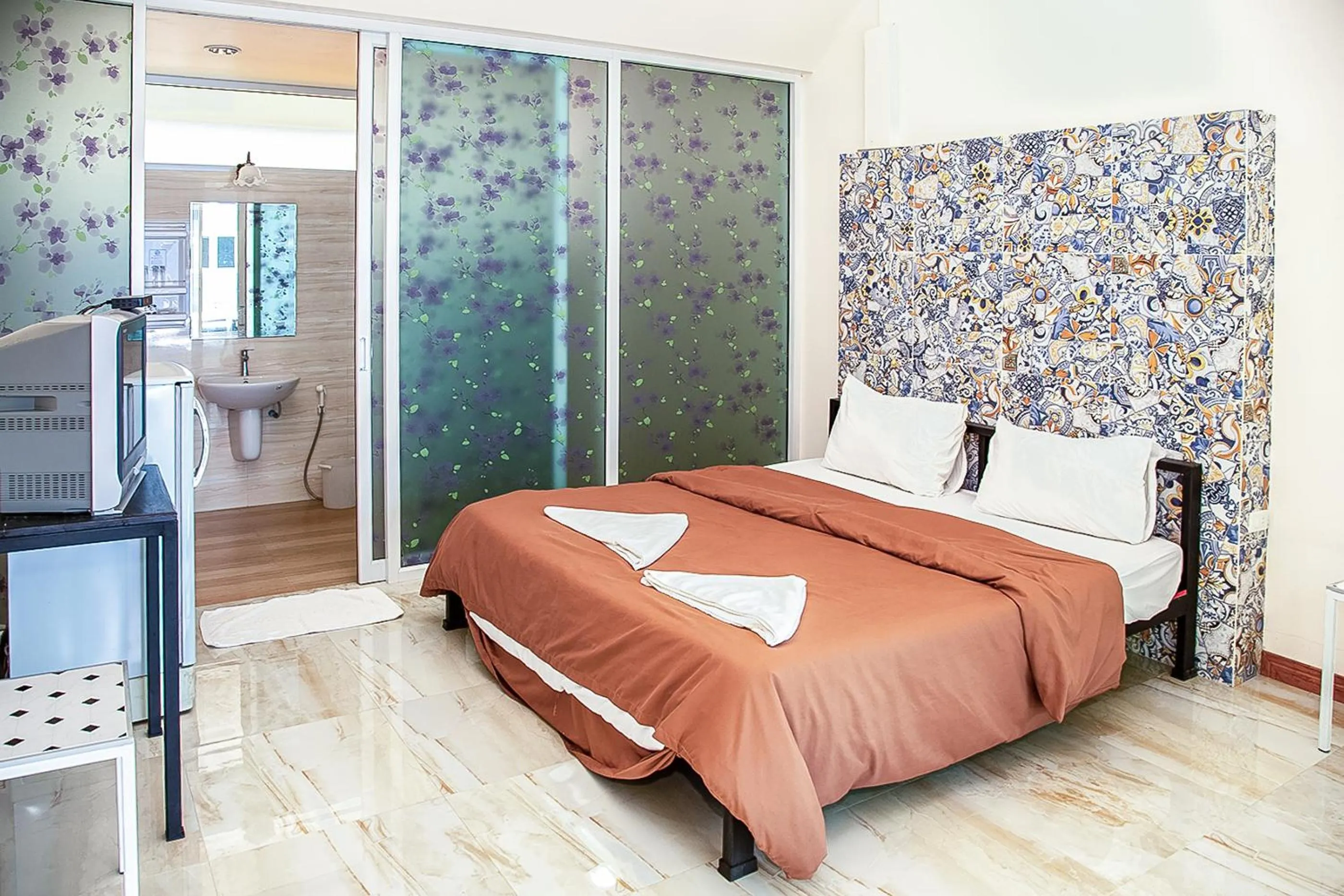 Bathroom, Bed in Yoko River Kwai Resort