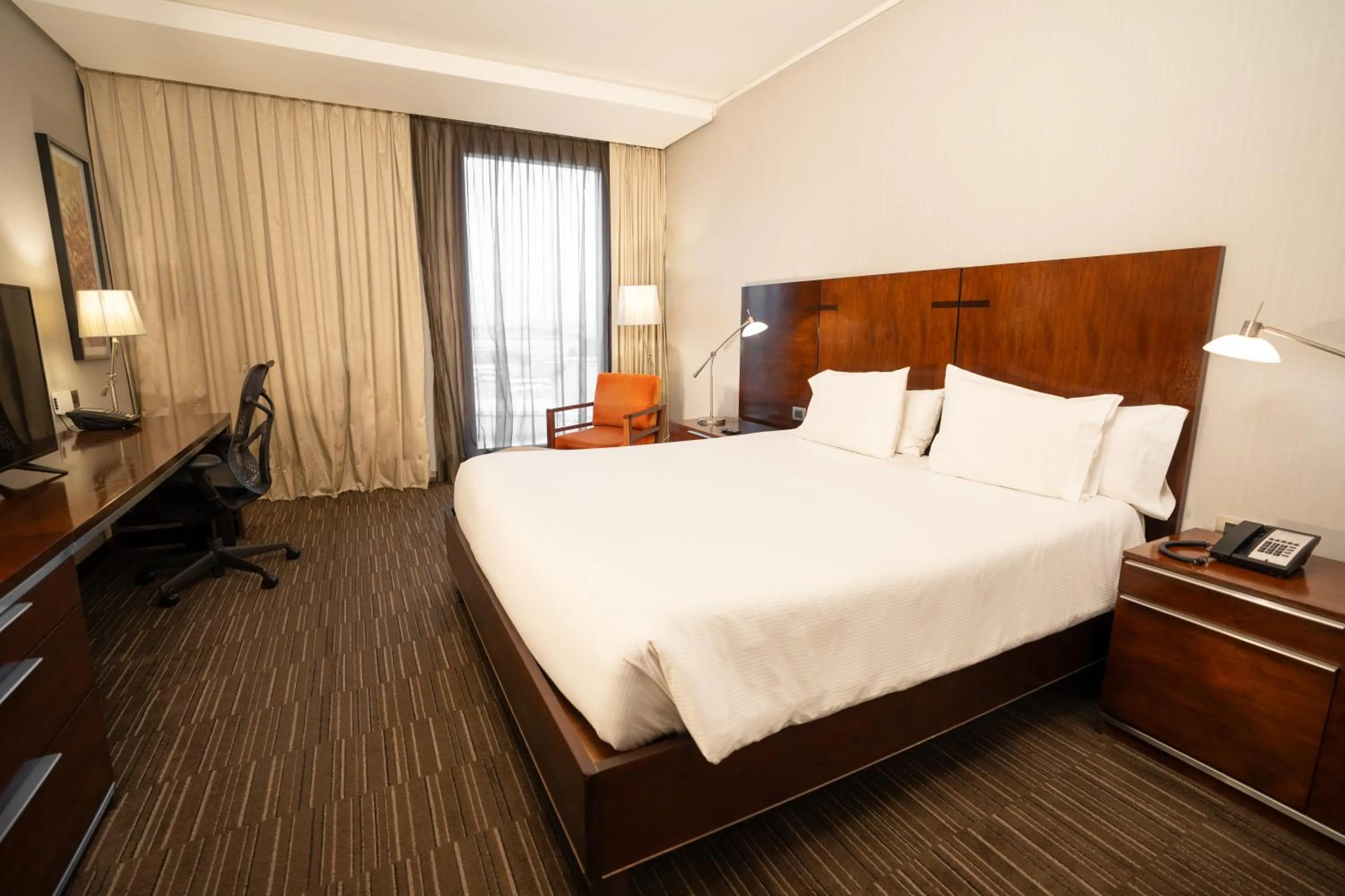 Bedroom, Bed in Hilton Garden Inn Santiago Airport