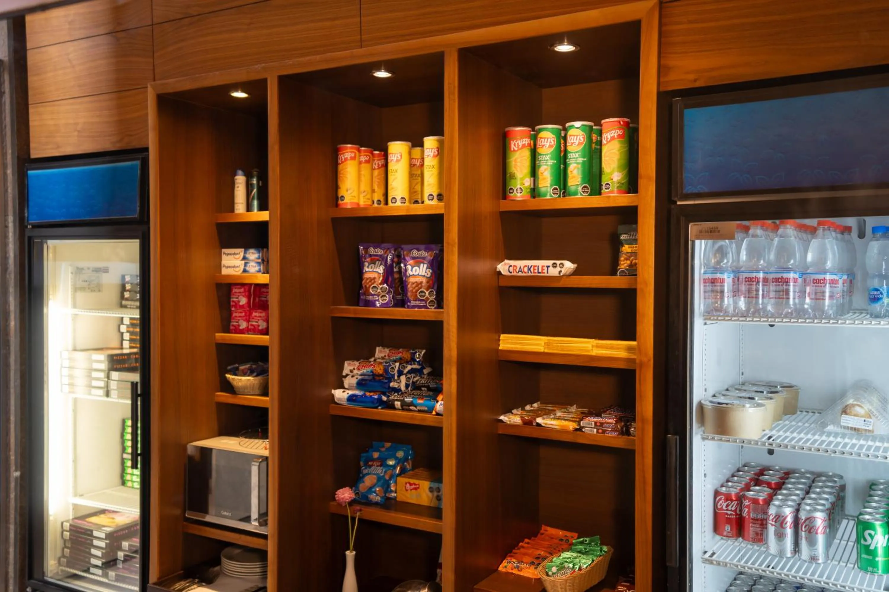 Supermarket/grocery shop in Hilton Garden Inn Santiago Airport