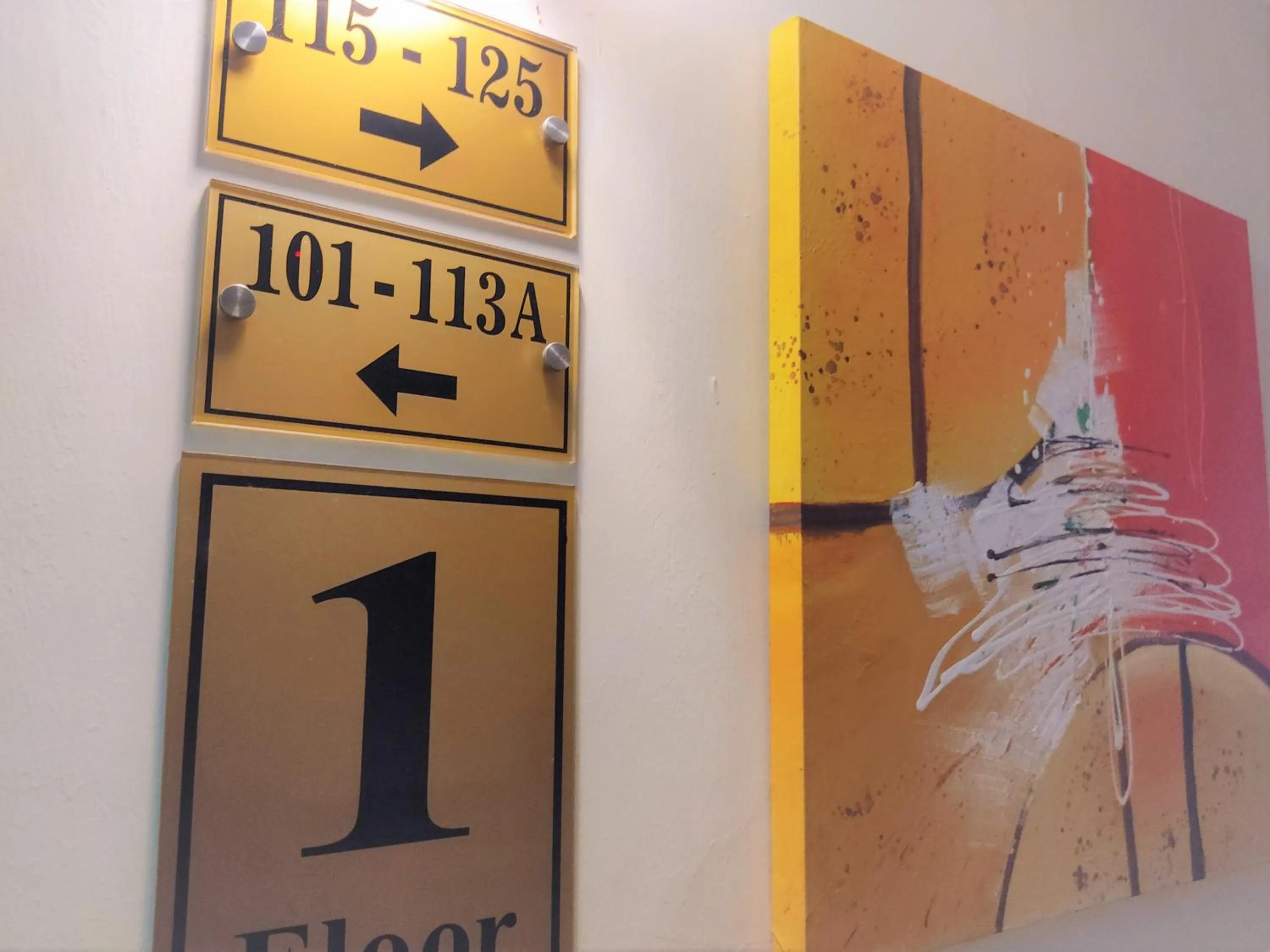 Logo/Certificate/Sign in Apple Suites Hotel