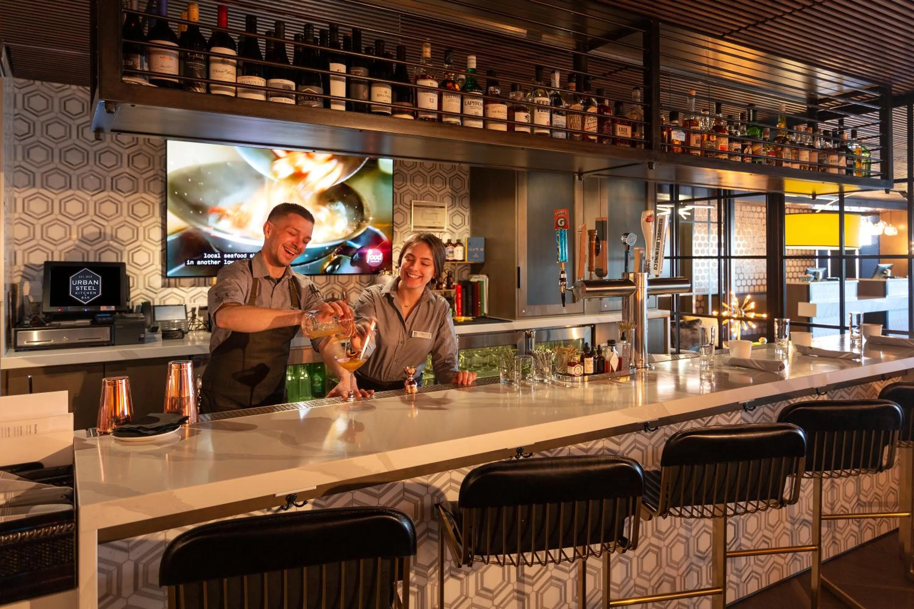 Restaurant/places to eat in Silver Cloud Hotel - Portland