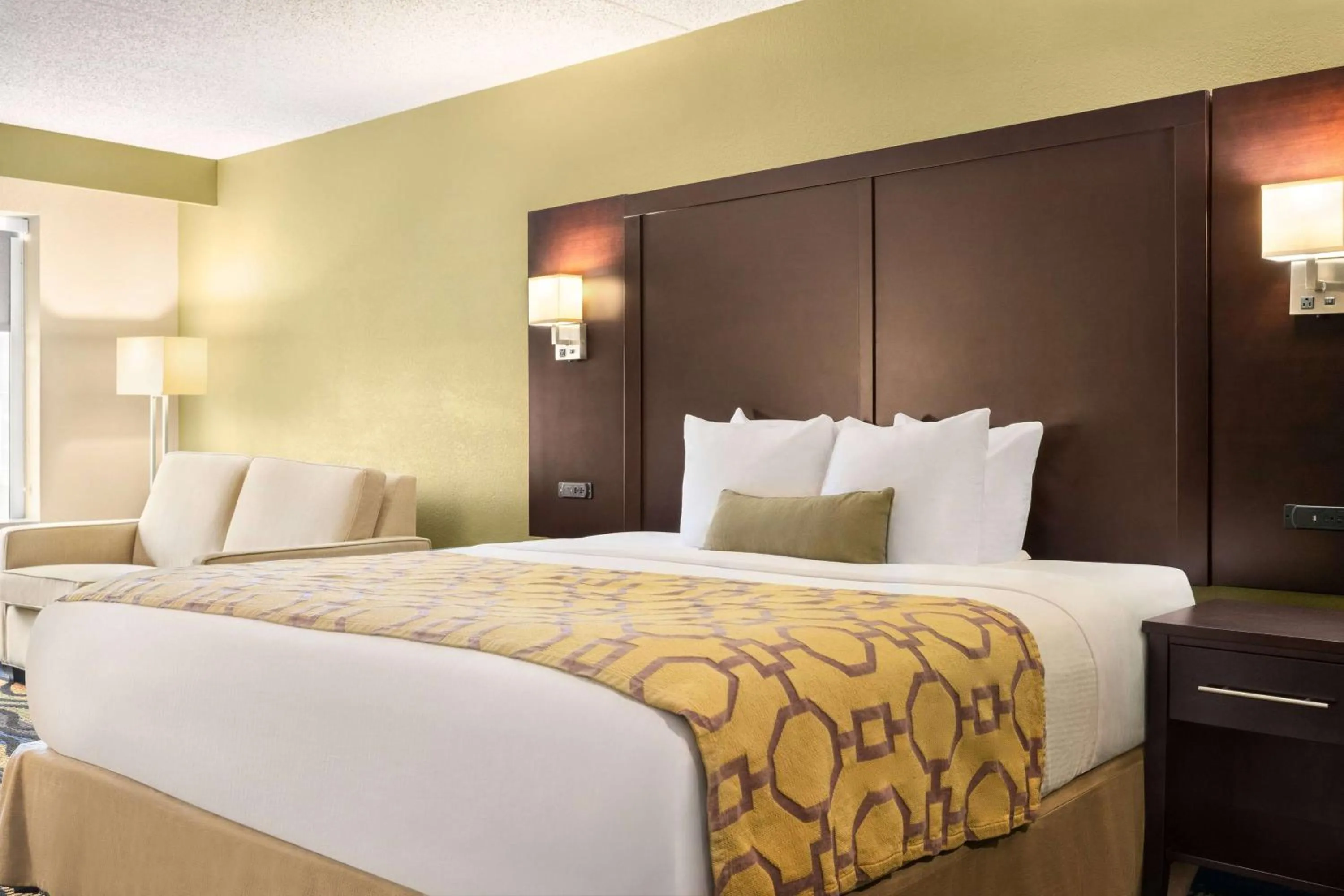 Photo of the whole room, Bed in Baymont by Wyndham Georgetown Lexington North