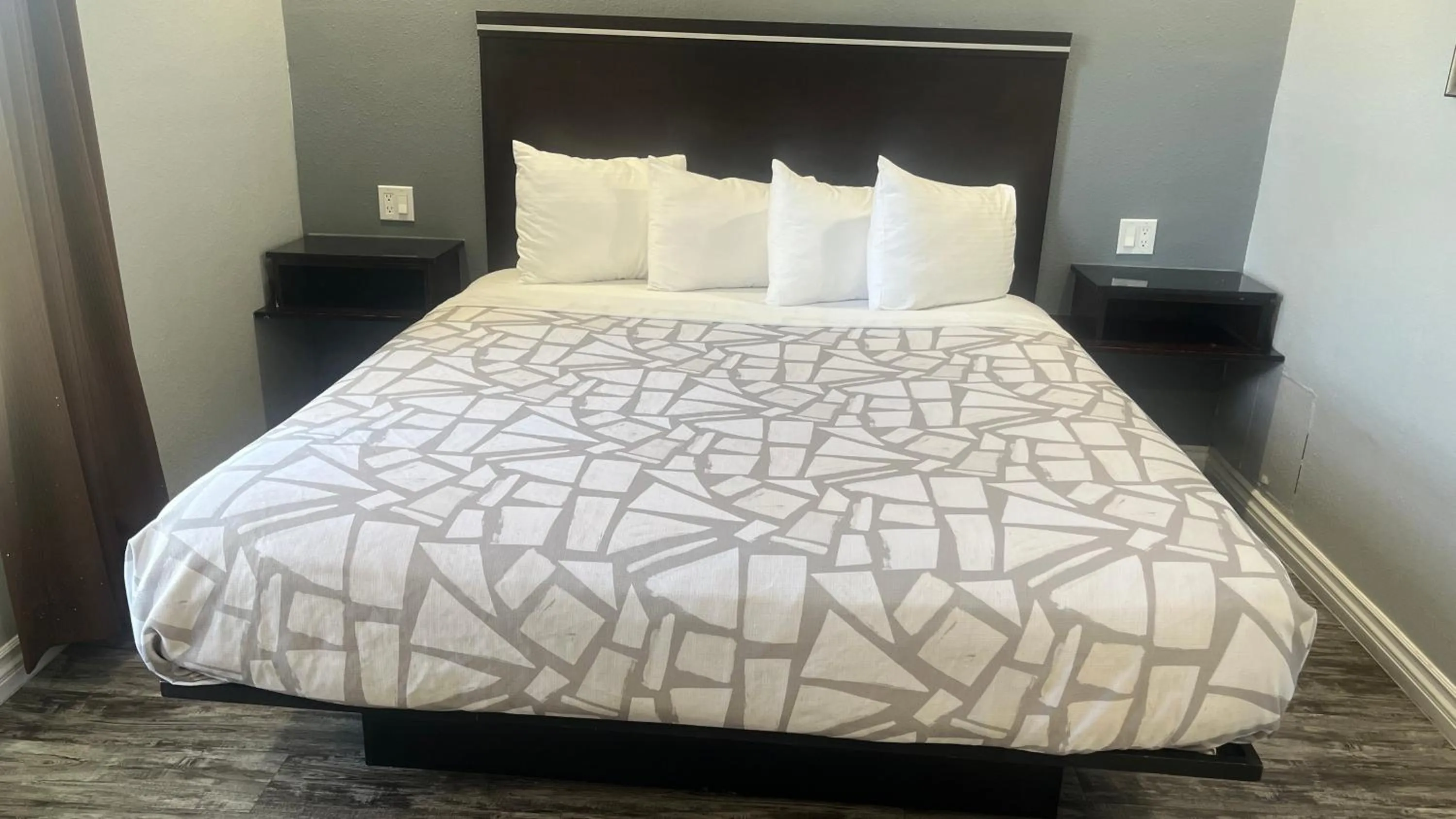 Bed in Laguna Inn and Suites
