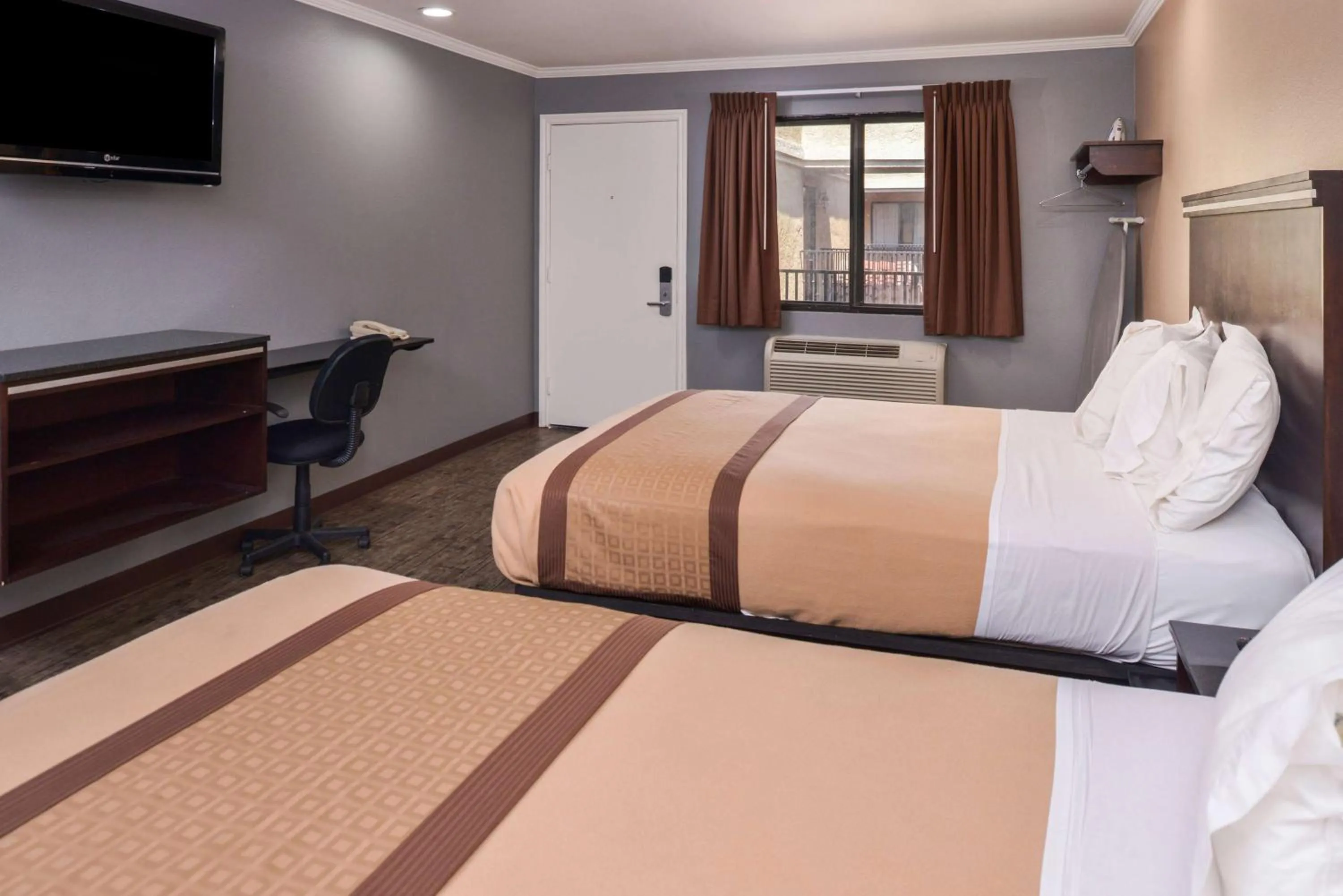 Bed in Laguna Inn and Suites