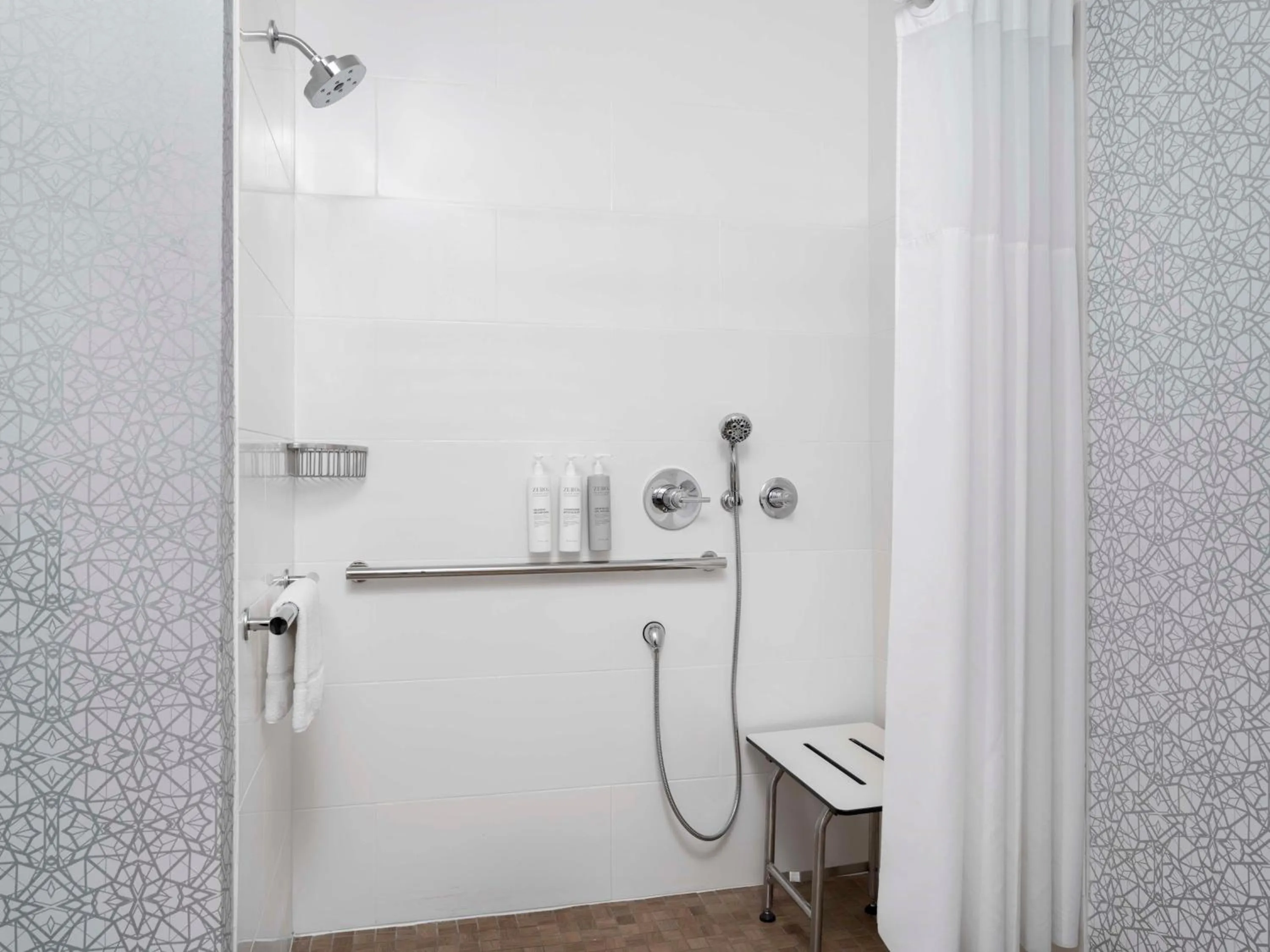 Bathroom in Hampton Inn Ottawa - Starved Rock Area