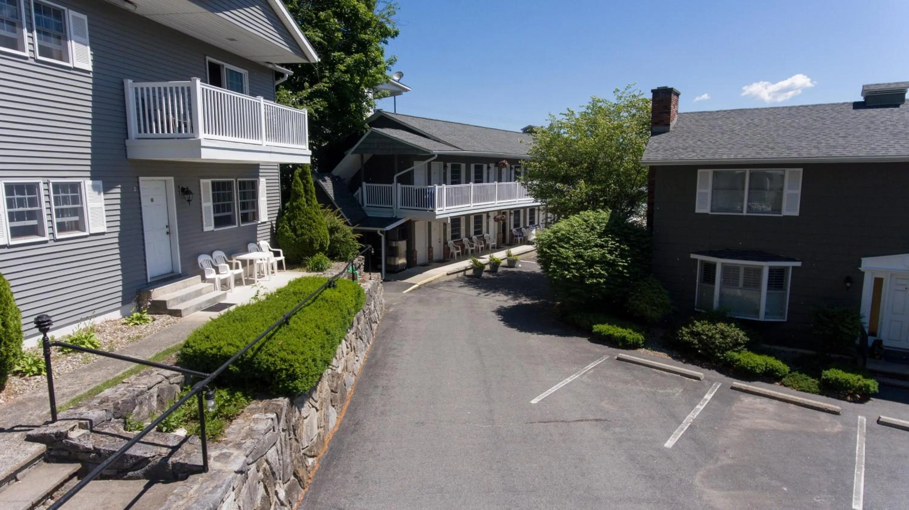 Property building in Adirondack Retreat Inn & Suites