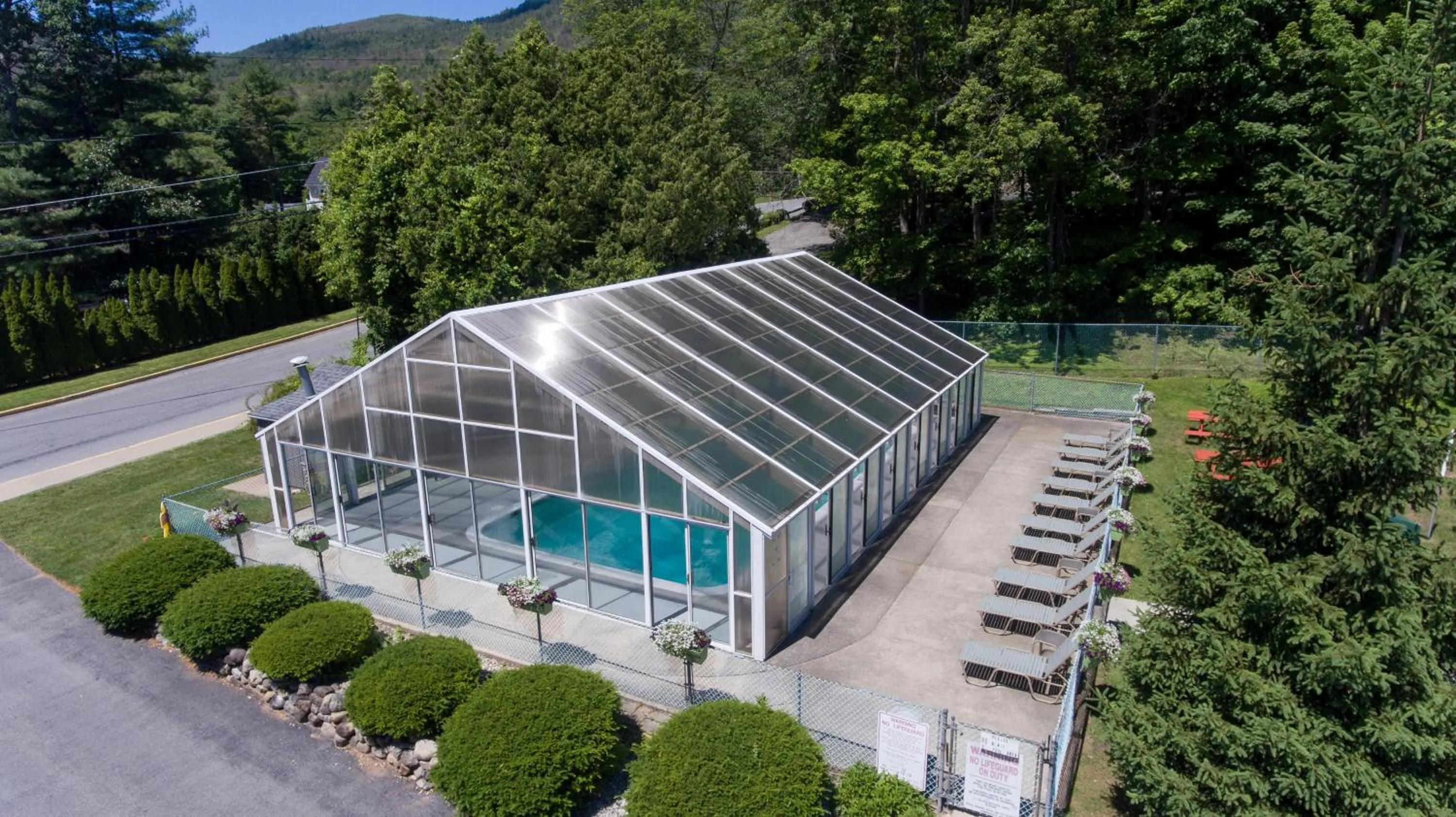 Swimming pool in Adirondack Retreat Inn & Suites