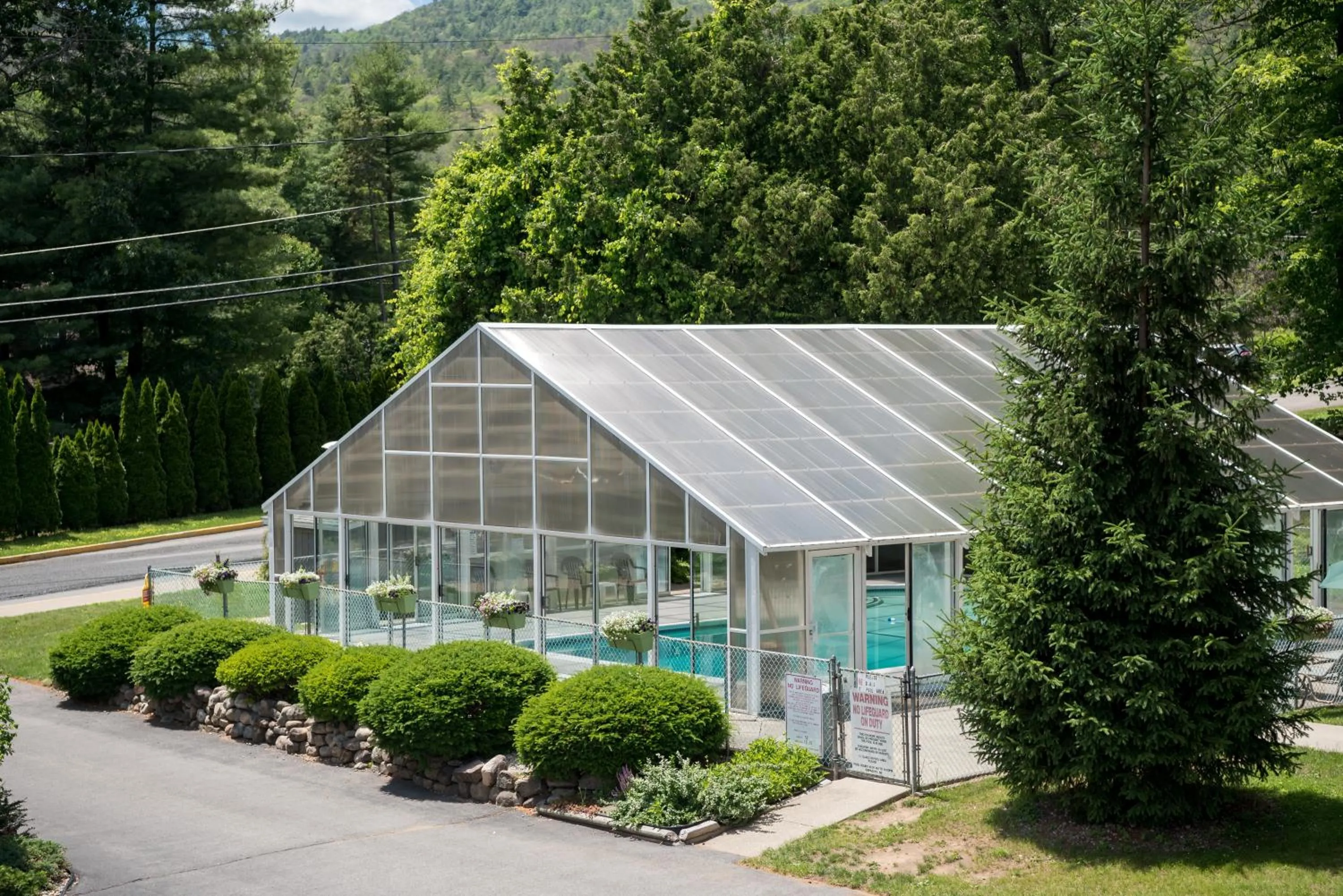 Swimming pool in Adirondack Retreat Inn & Suites