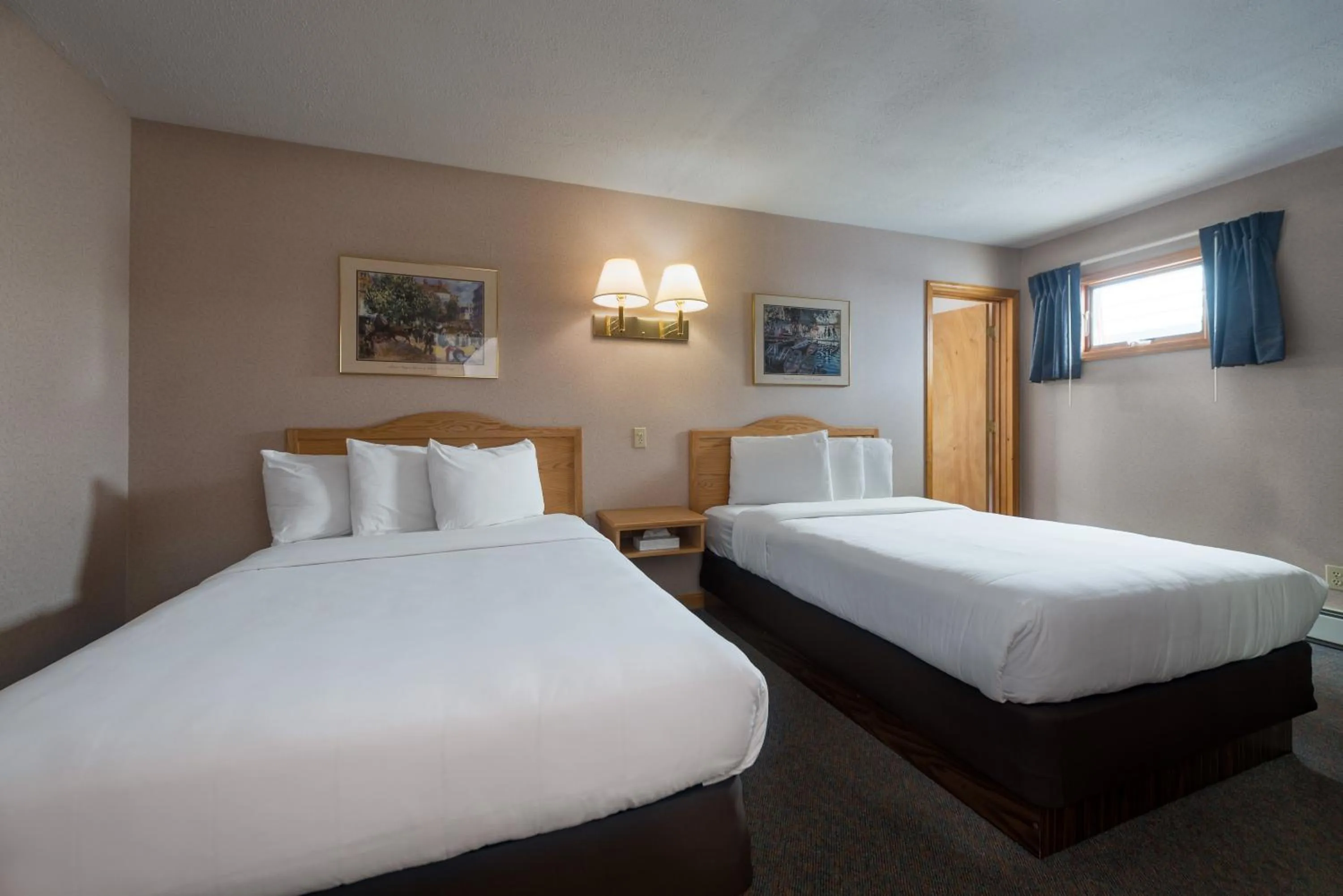 Bed in Americas Best Value Inn & Suites Lake George