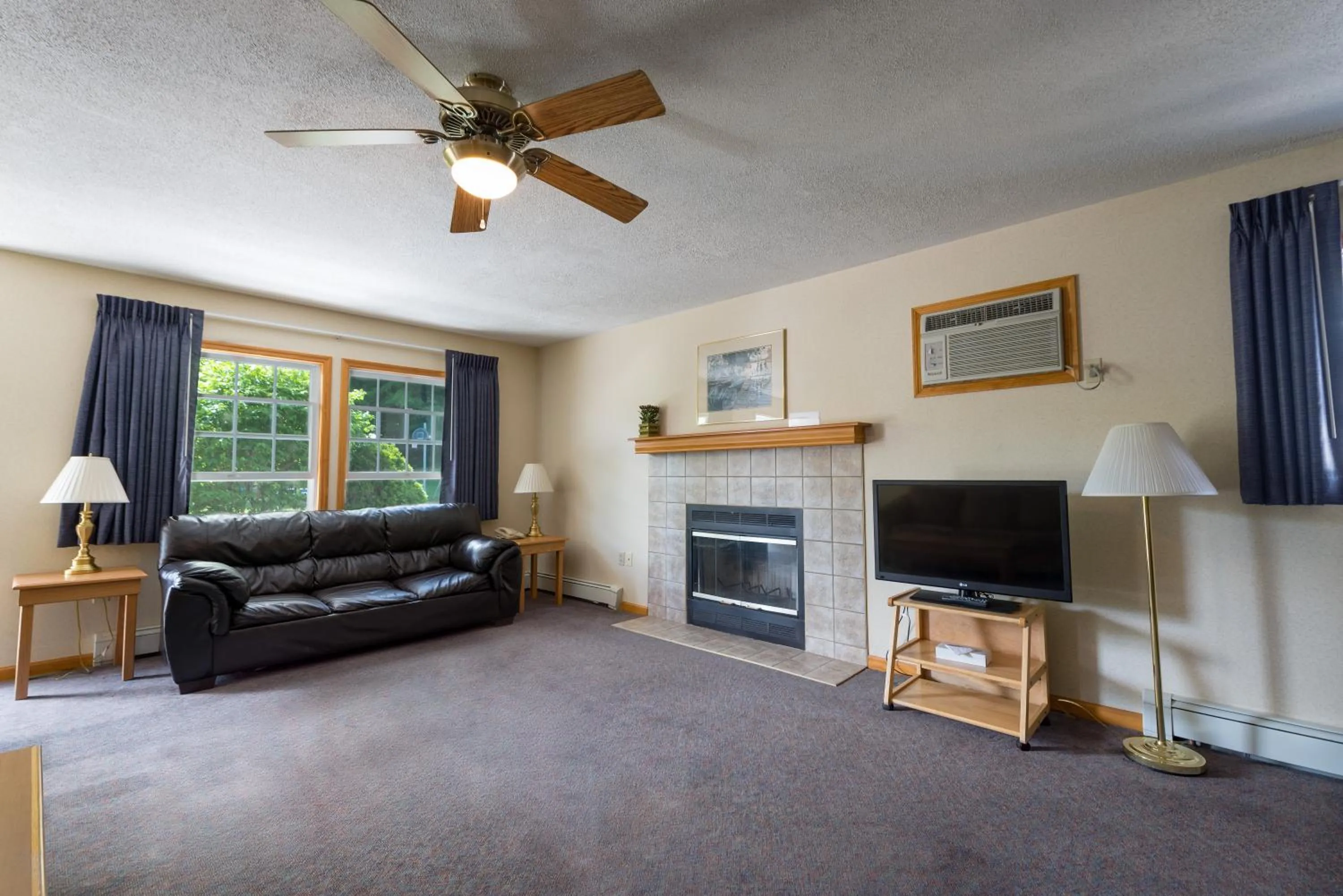 Living room in Adirondack Retreat Inn & Suites