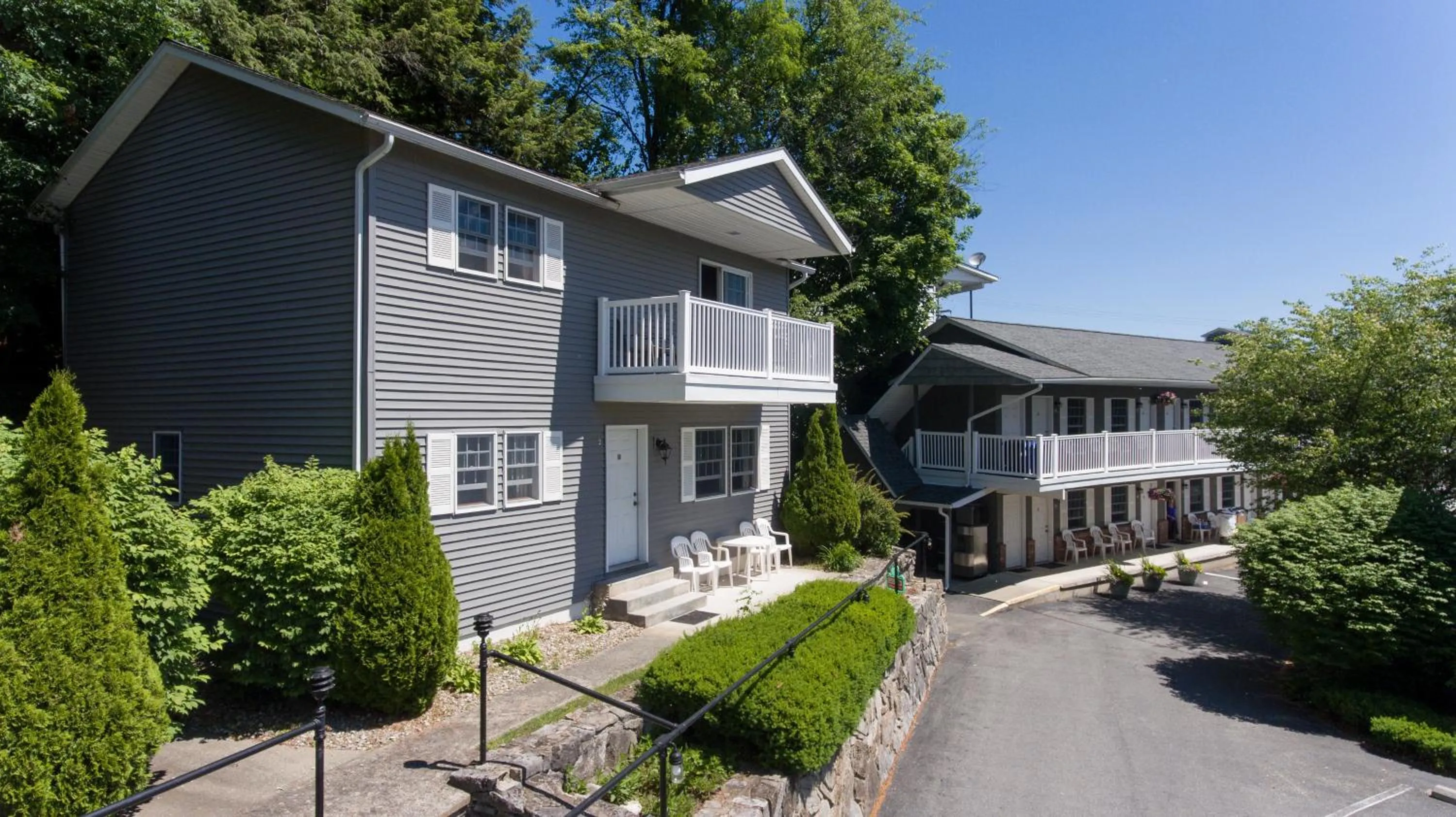 Property building in Adirondack Retreat Inn & Suites