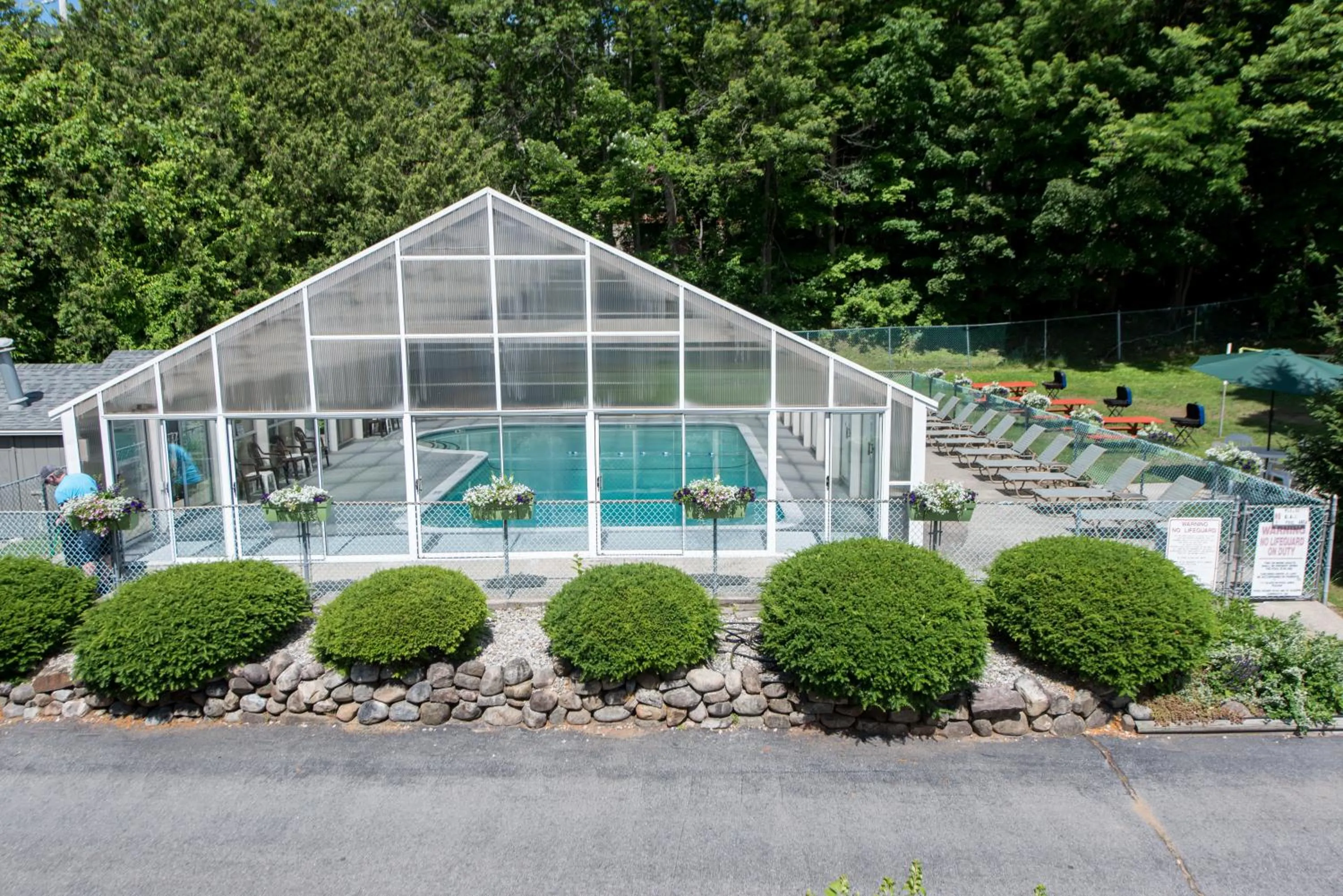 Swimming pool in Adirondack Retreat Inn & Suites