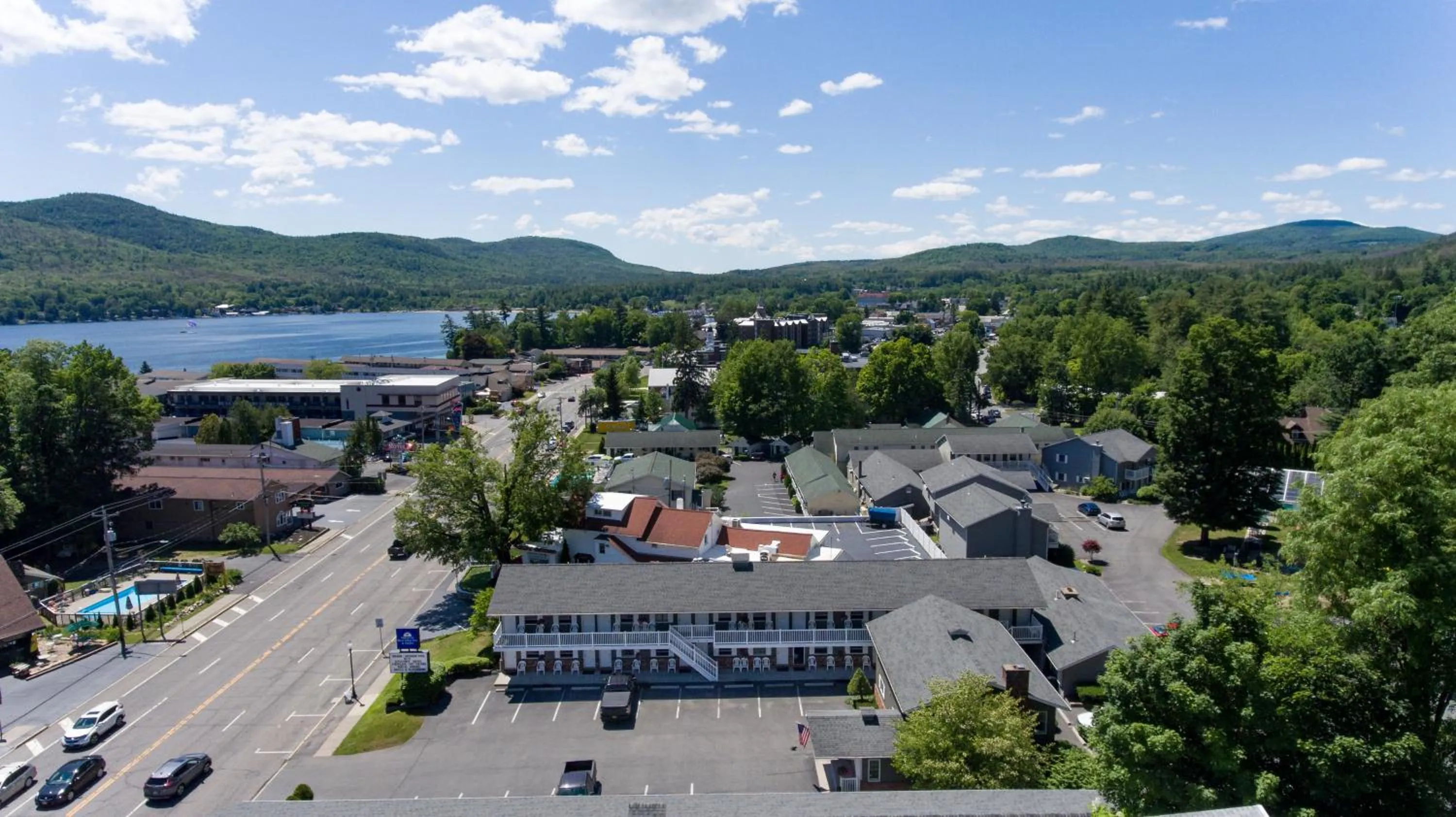 Property building in Adirondack Retreat Inn & Suites