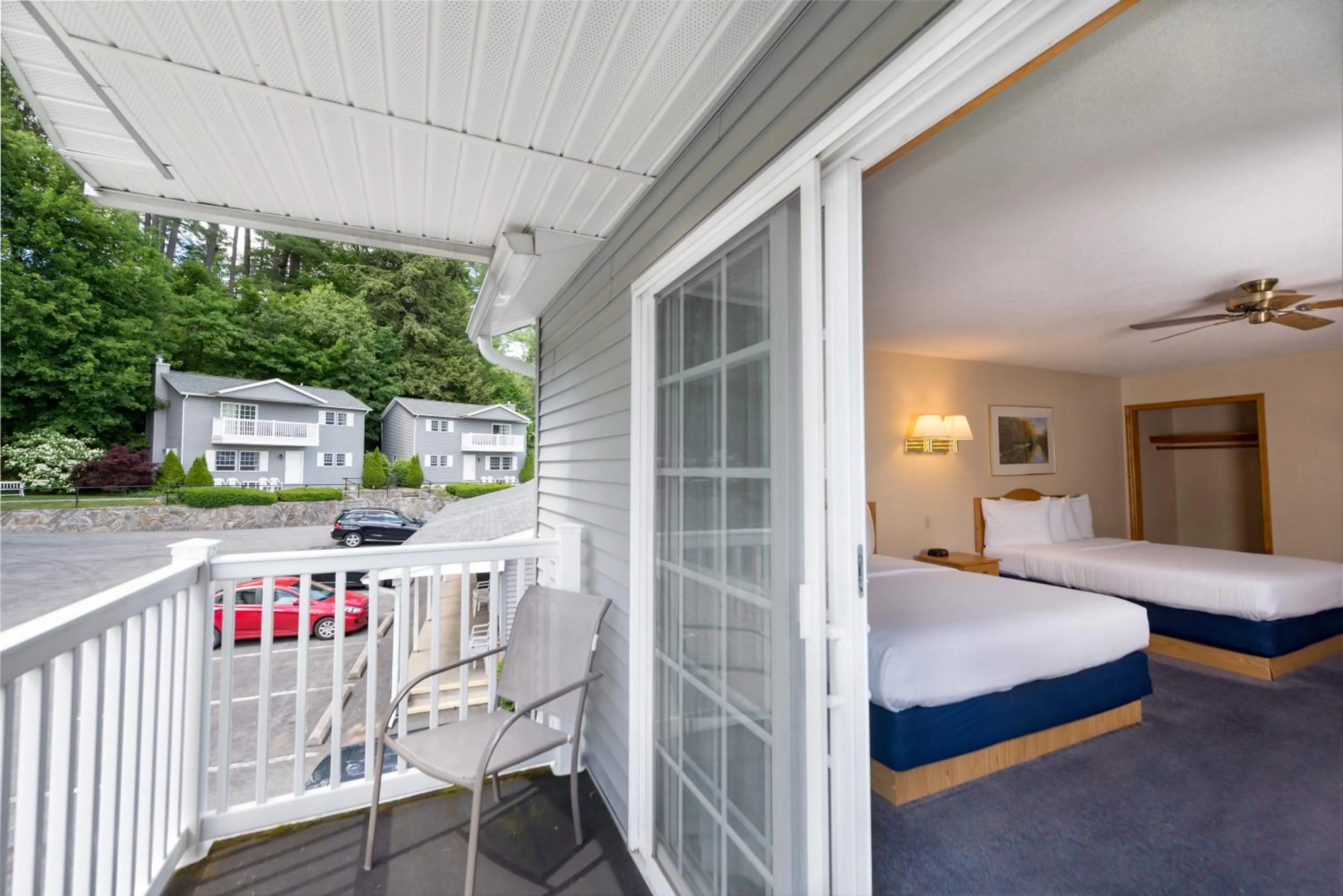 Property building, Bed in Adirondack Retreat Inn & Suites