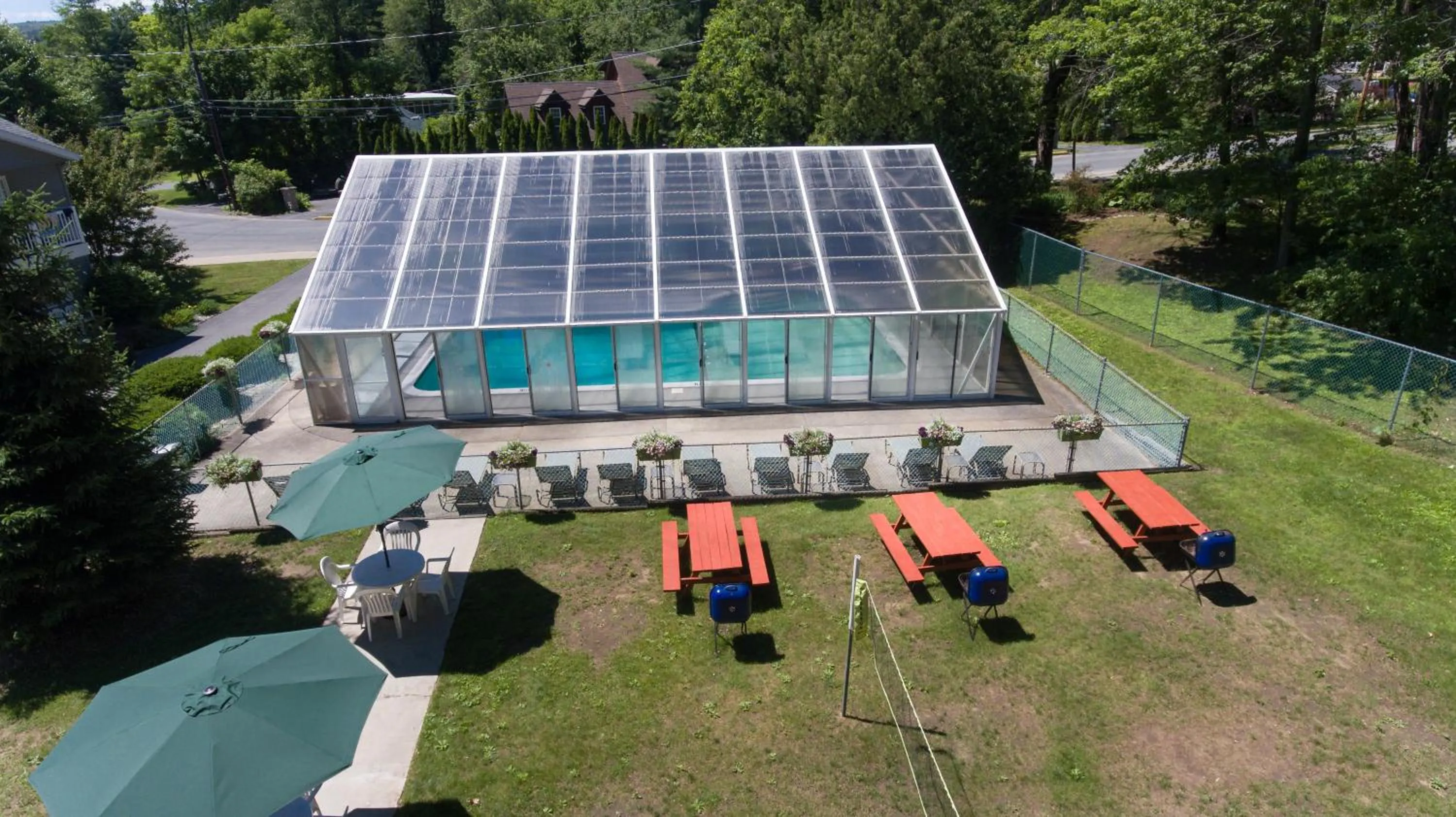 BBQ facilities in Adirondack Retreat Inn & Suites