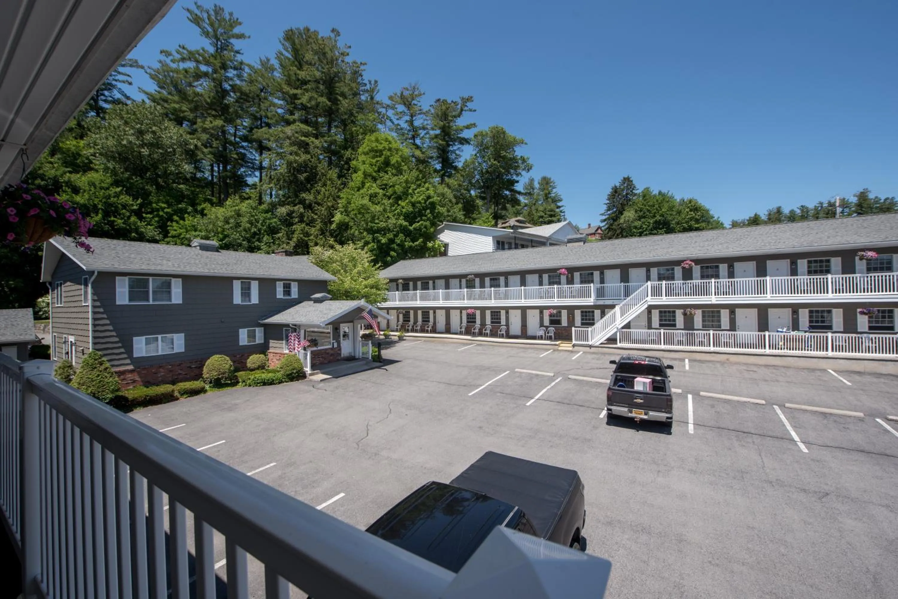 Parking in Adirondack Retreat Inn & Suites