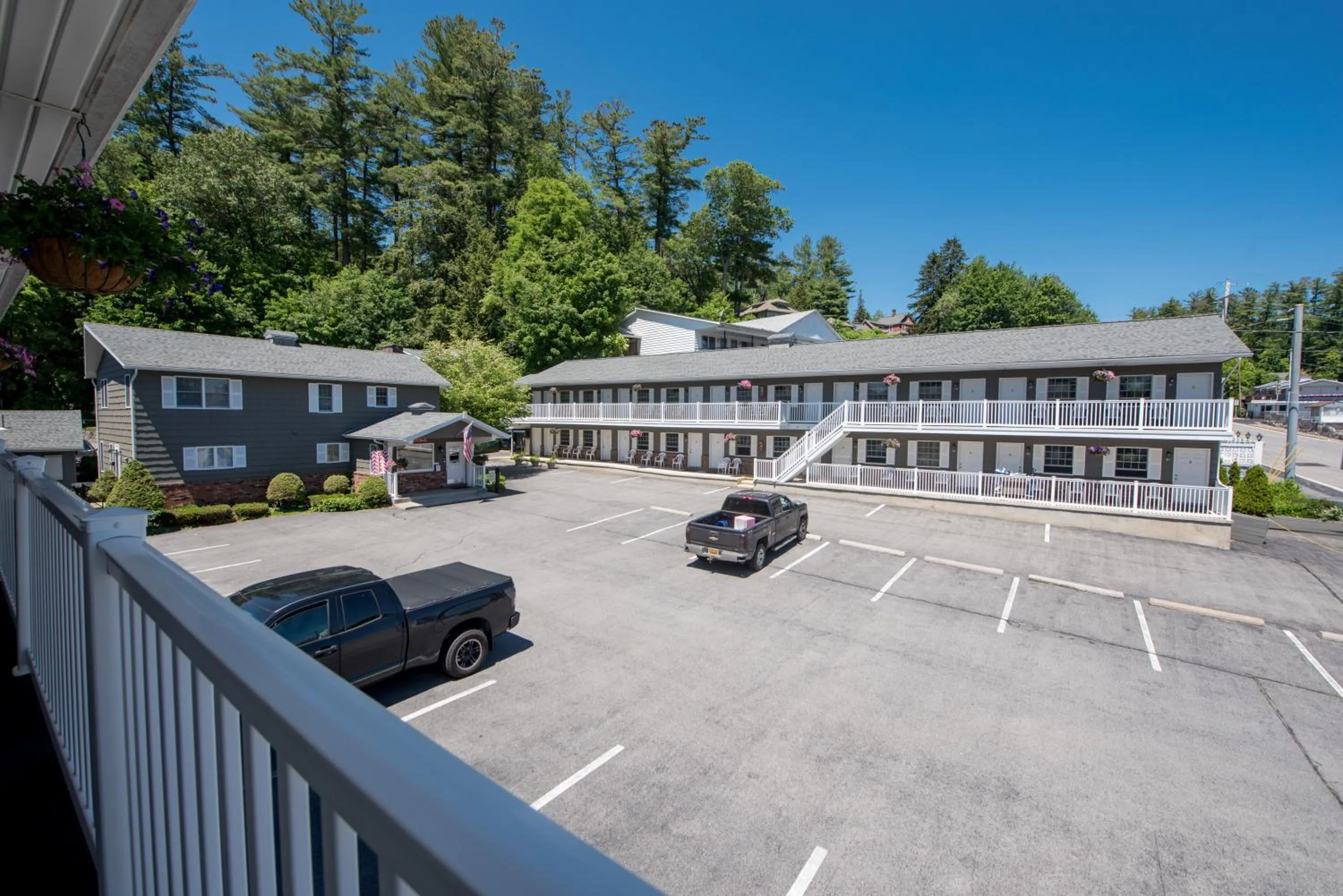 Parking in Adirondack Retreat Inn & Suites