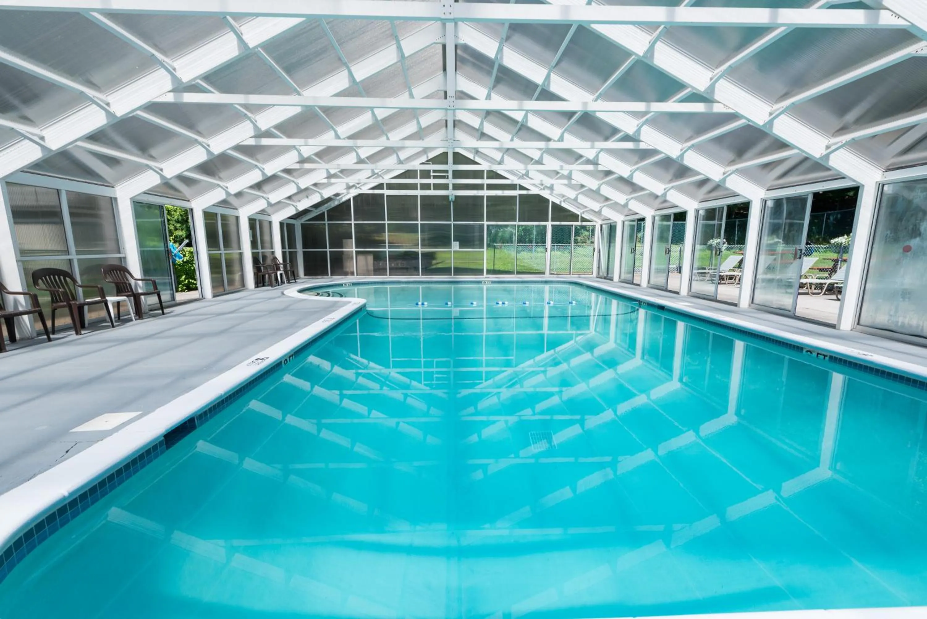 Swimming pool in Adirondack Retreat Inn & Suites