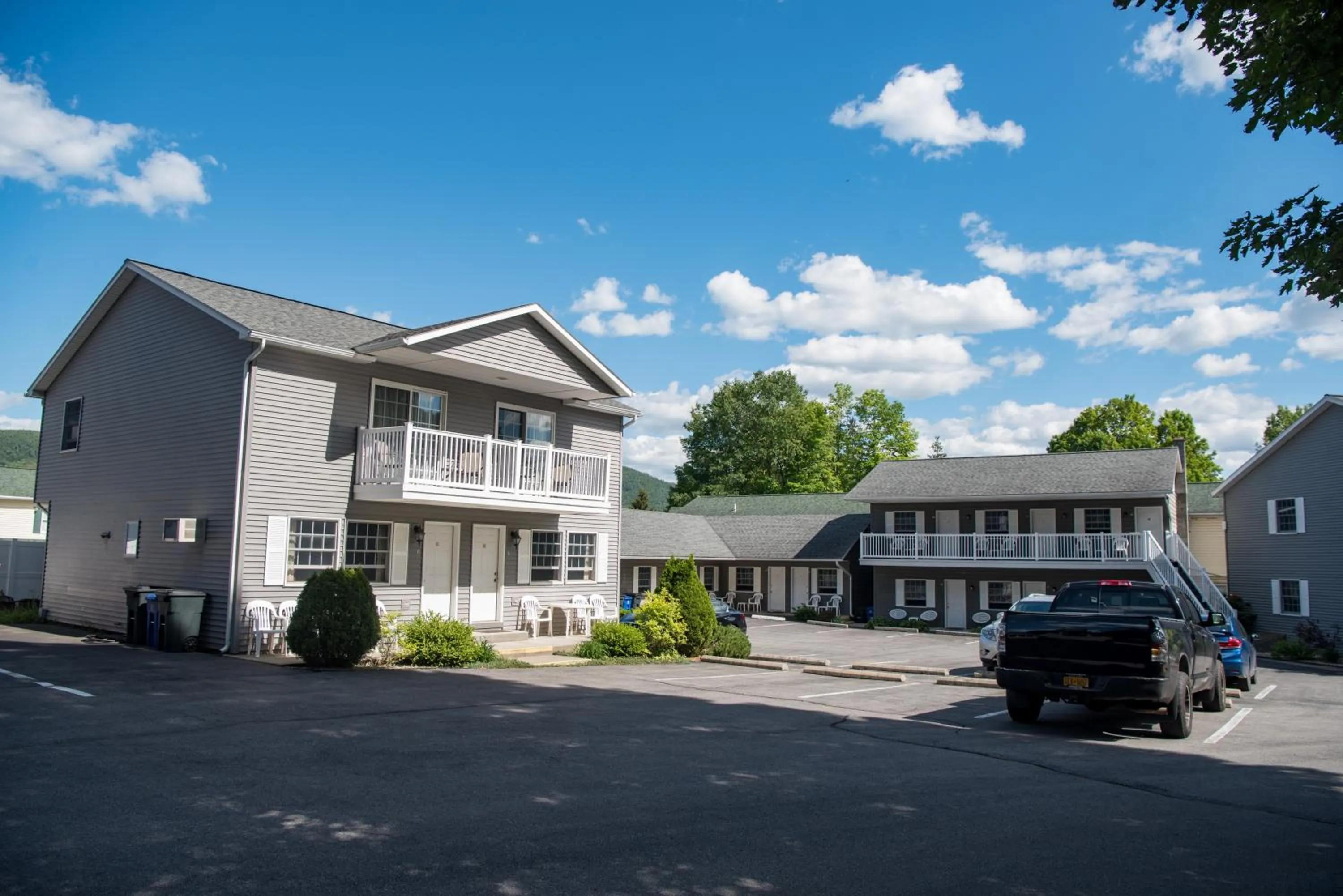 Property building in Adirondack Retreat Inn & Suites