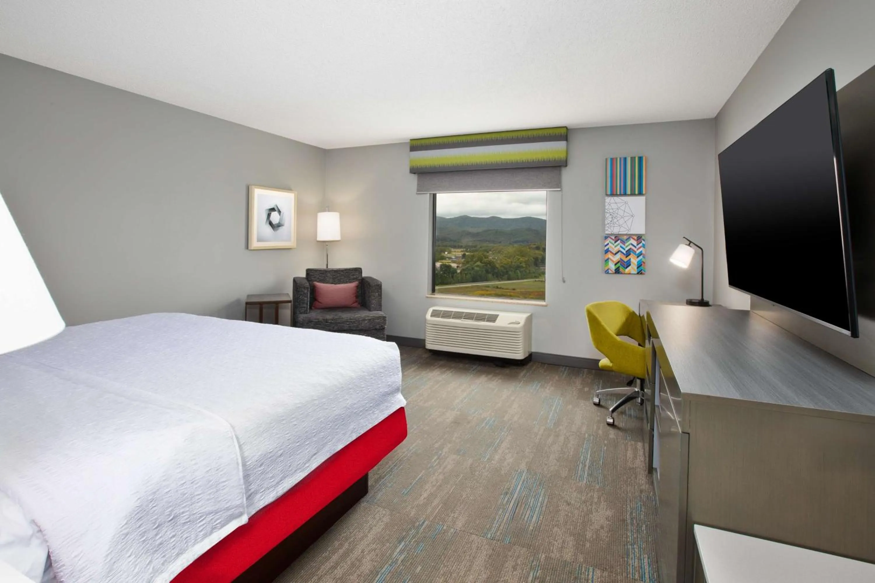 Photo of the whole room, Bed in Hampton Inn Elkins