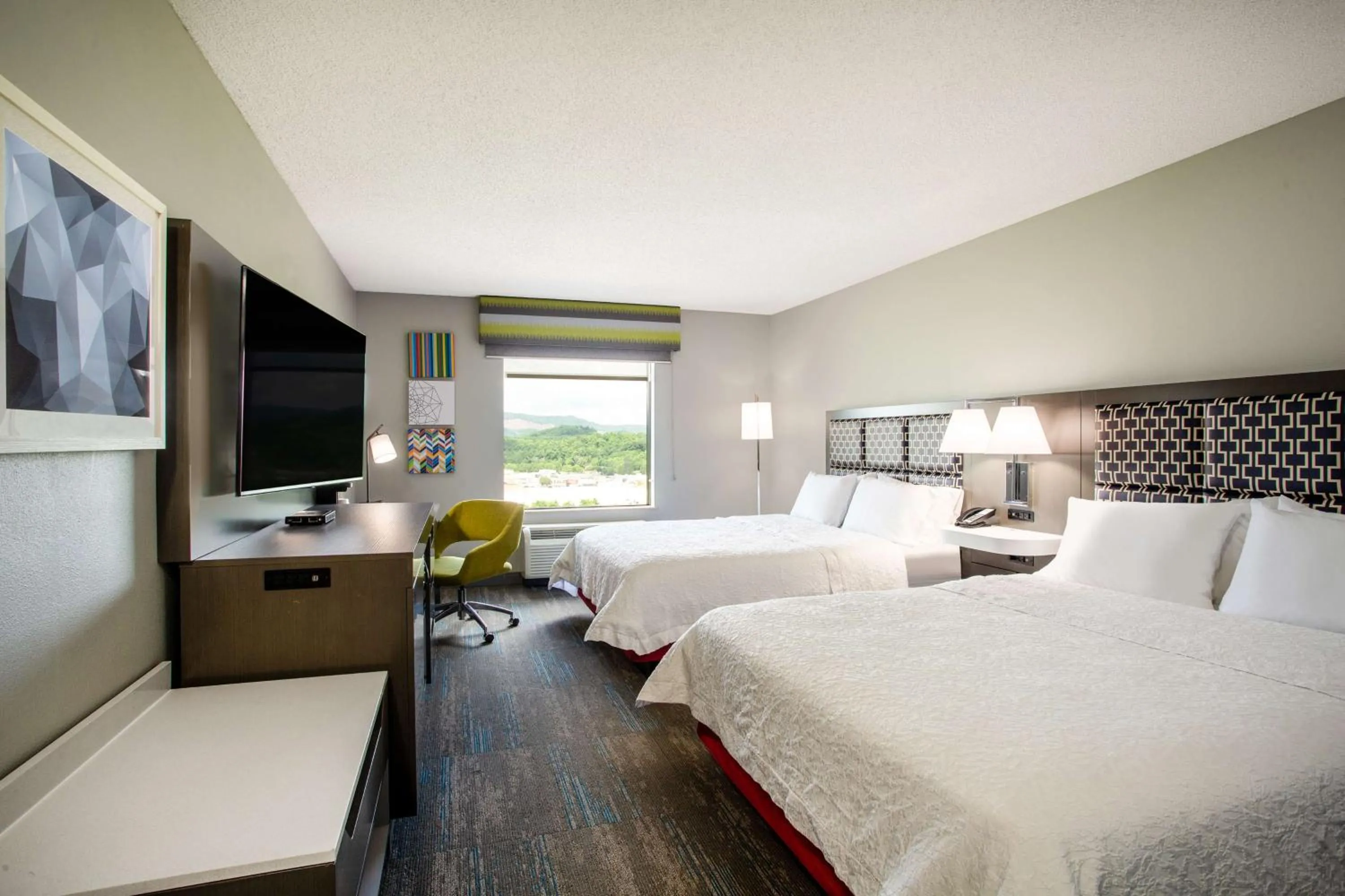 Bedroom, Bed in Hampton Inn Elkins