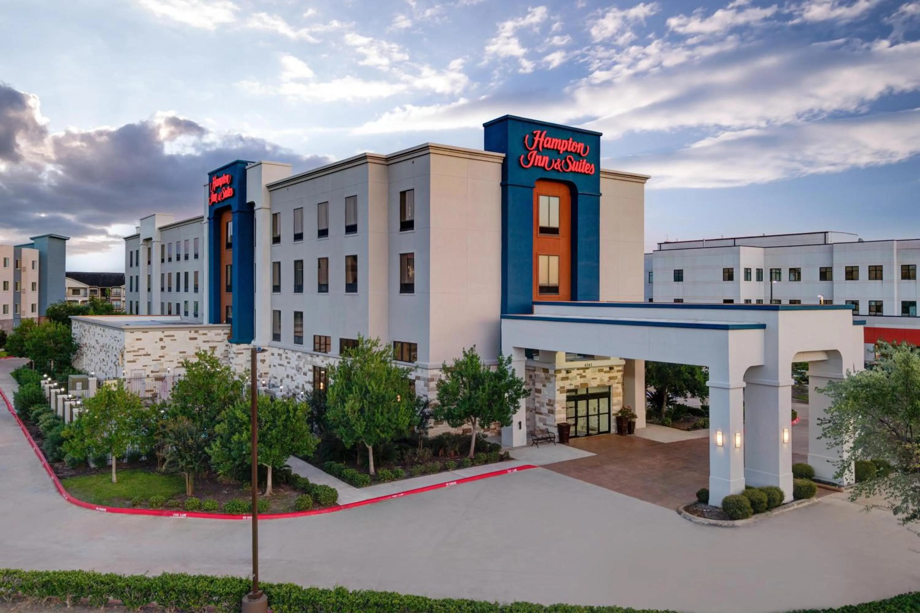 Property building in Hampton Inn and Suites Houston Pasadena