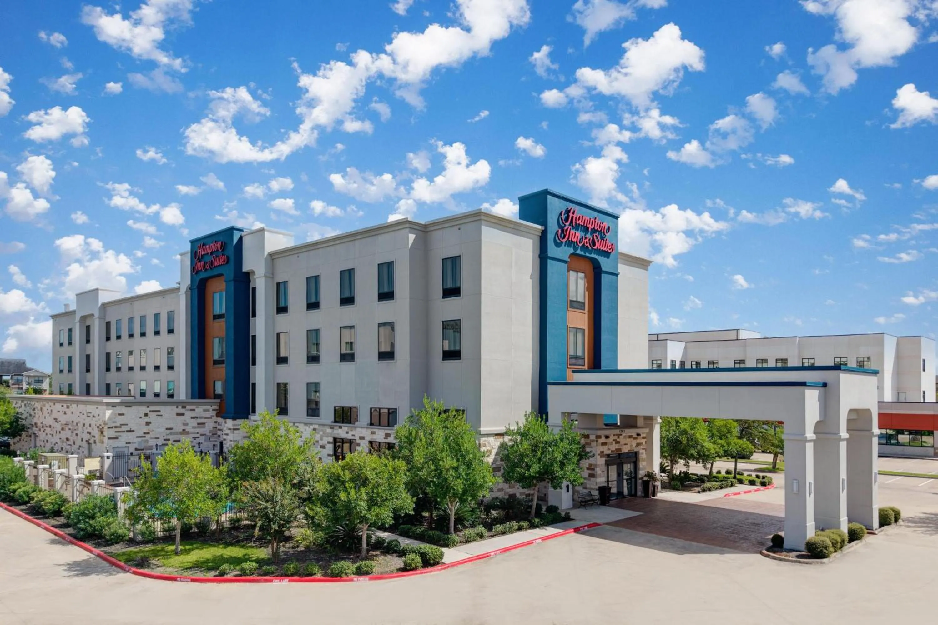 Property building in Hampton Inn and Suites Houston Pasadena