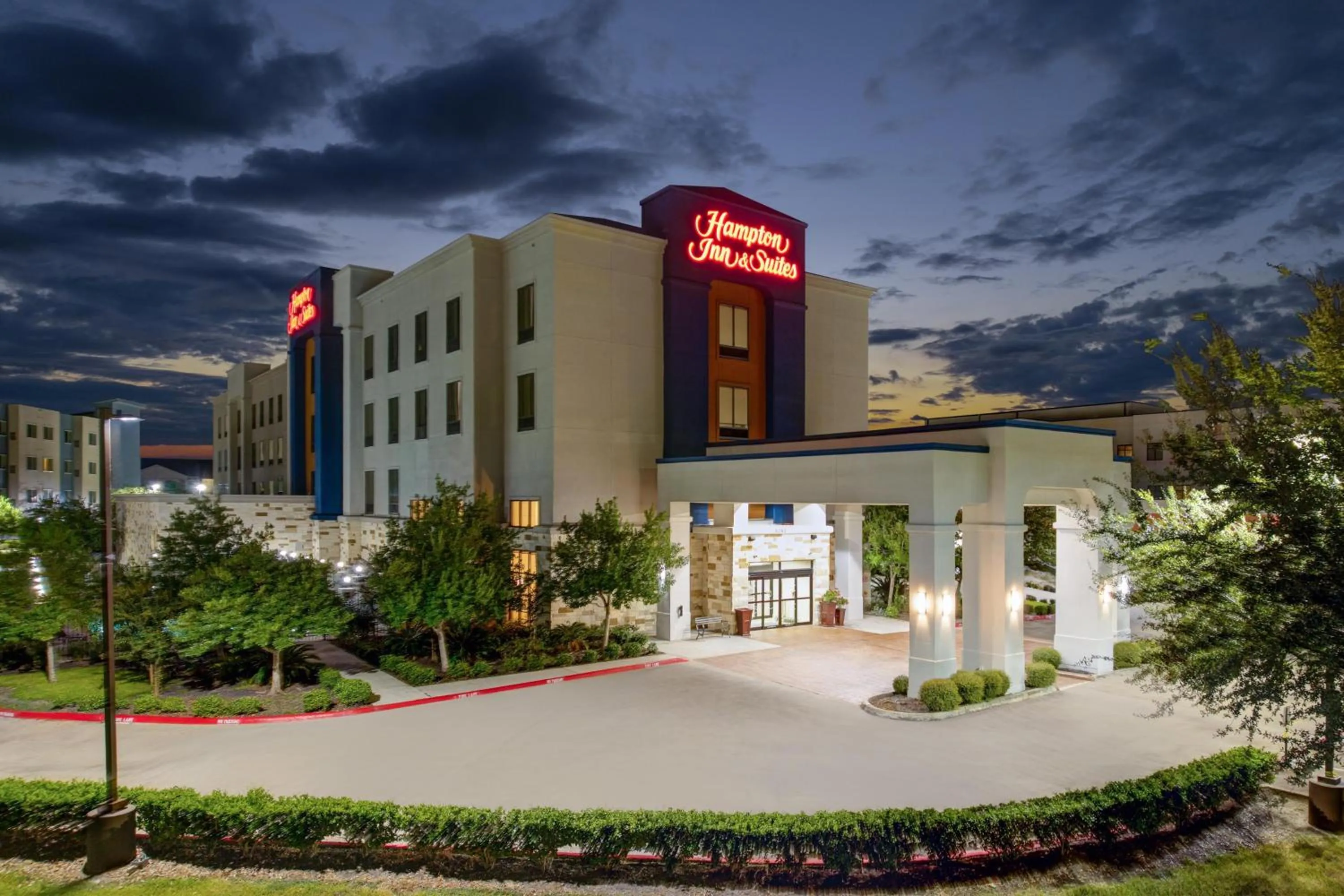 Property building in Hampton Inn and Suites Houston Pasadena