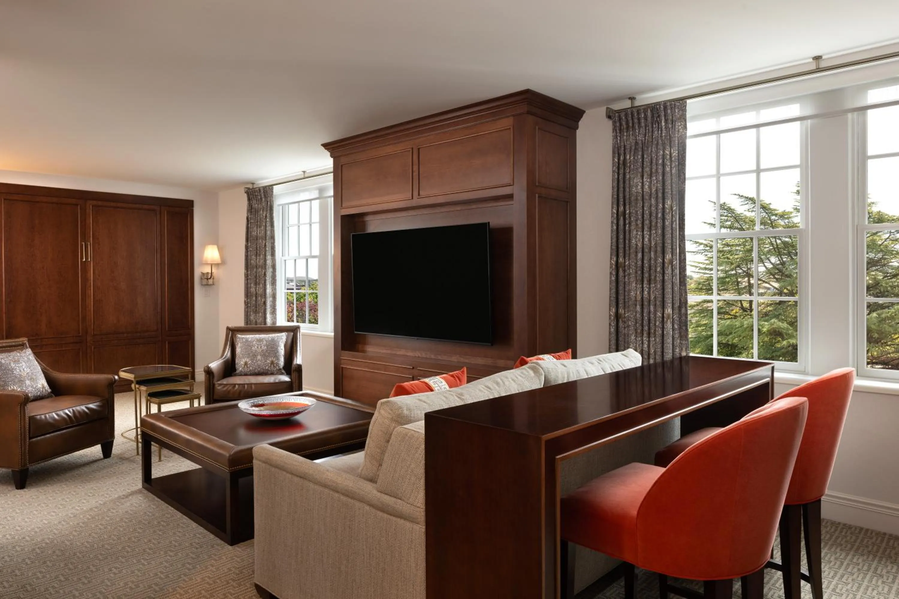 Living room in Hotel Roanoke & Conference Center, Curio Collection by Hilton