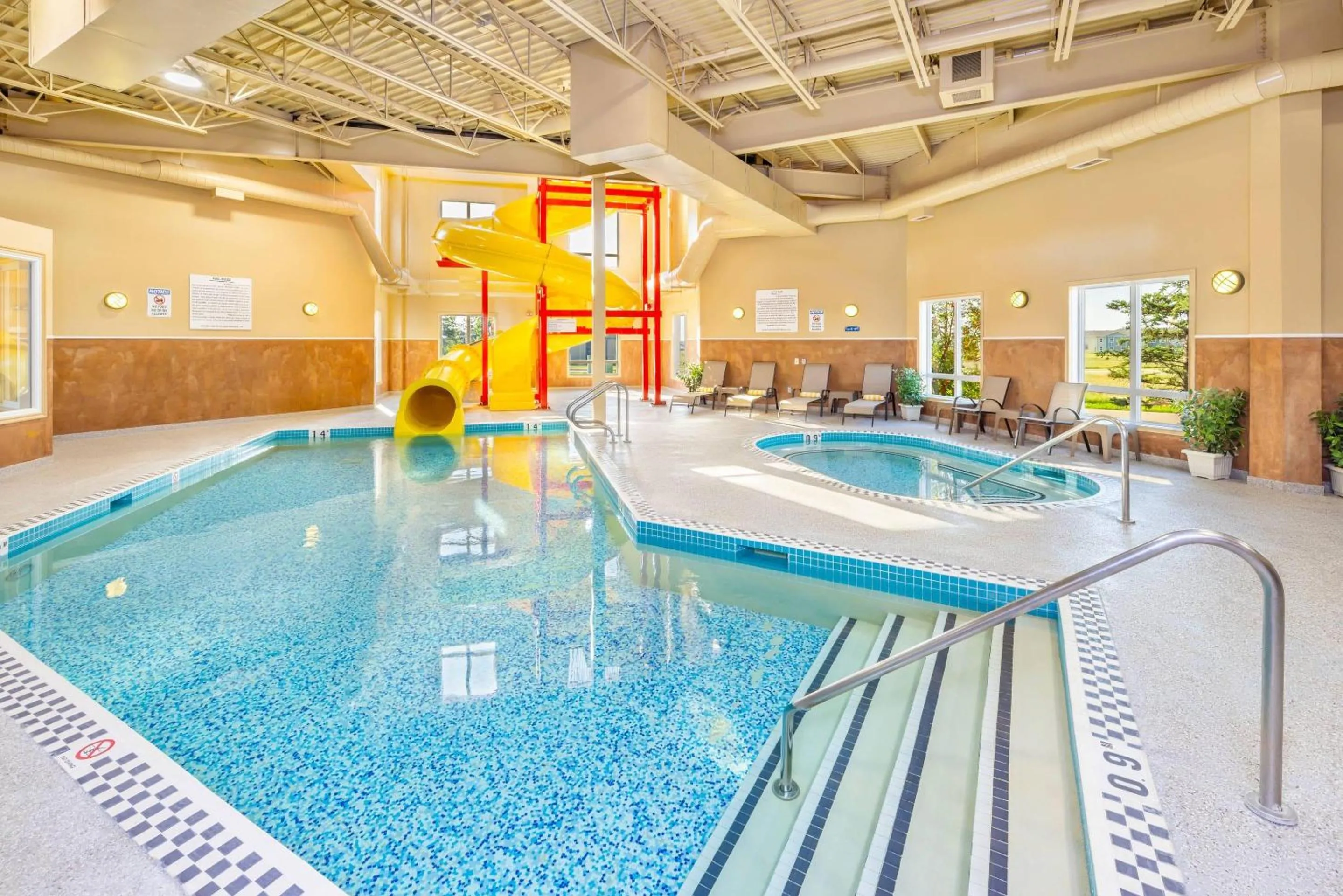 Swimming pool in Quality Inn & Suites