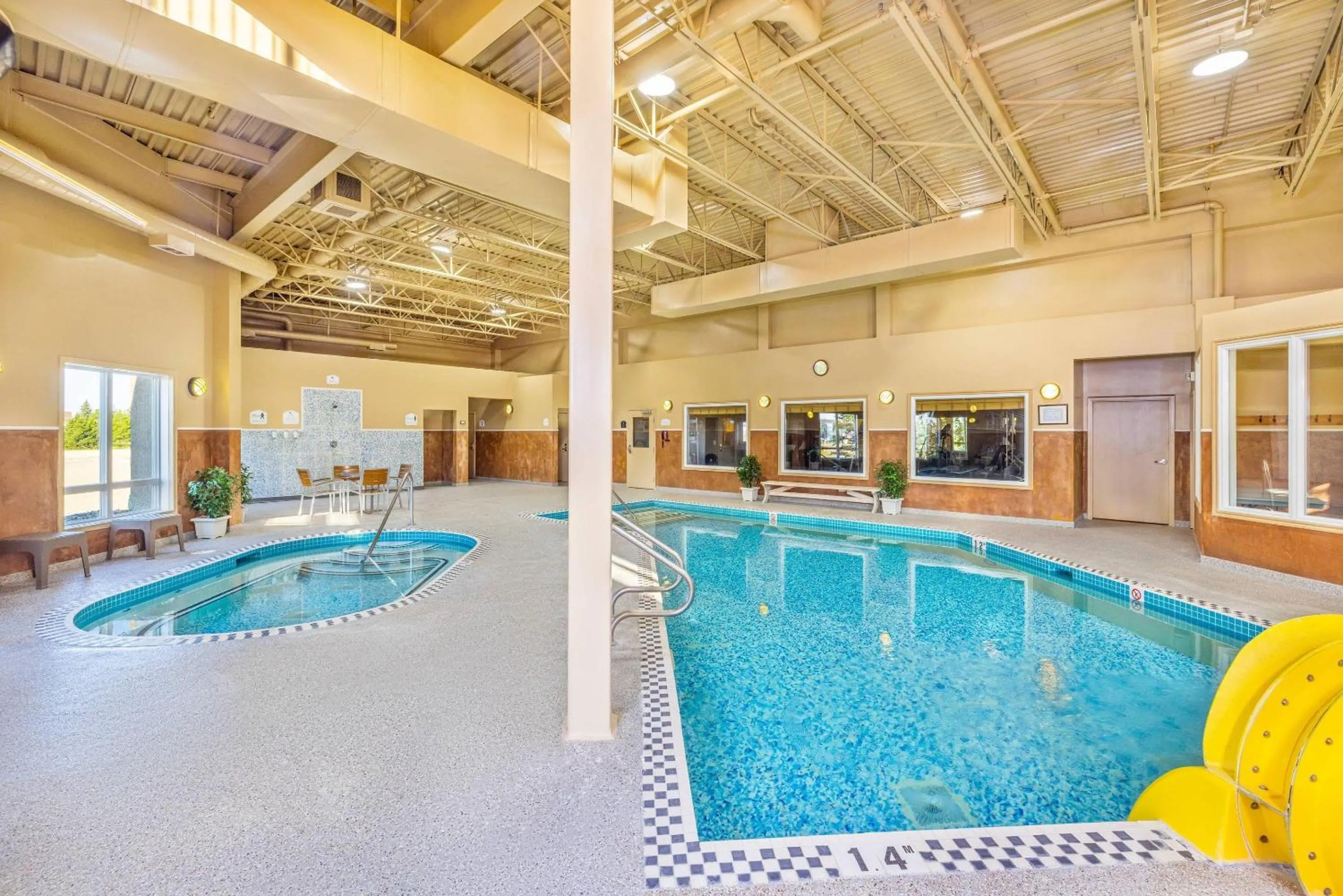 Swimming pool in Quality Inn & Suites