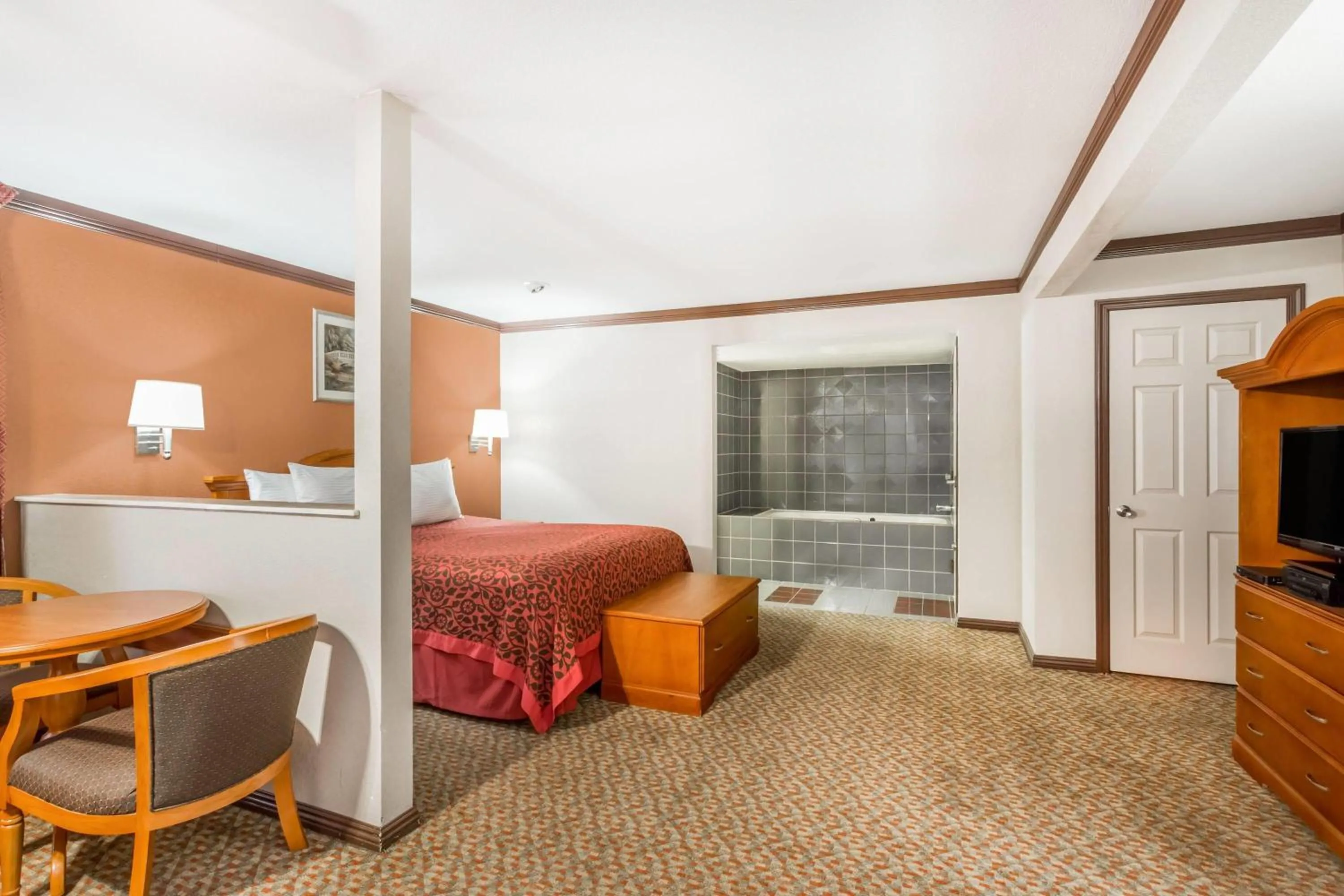 Photo of the whole room, Bed in Days Inn by Wyndham Bishop