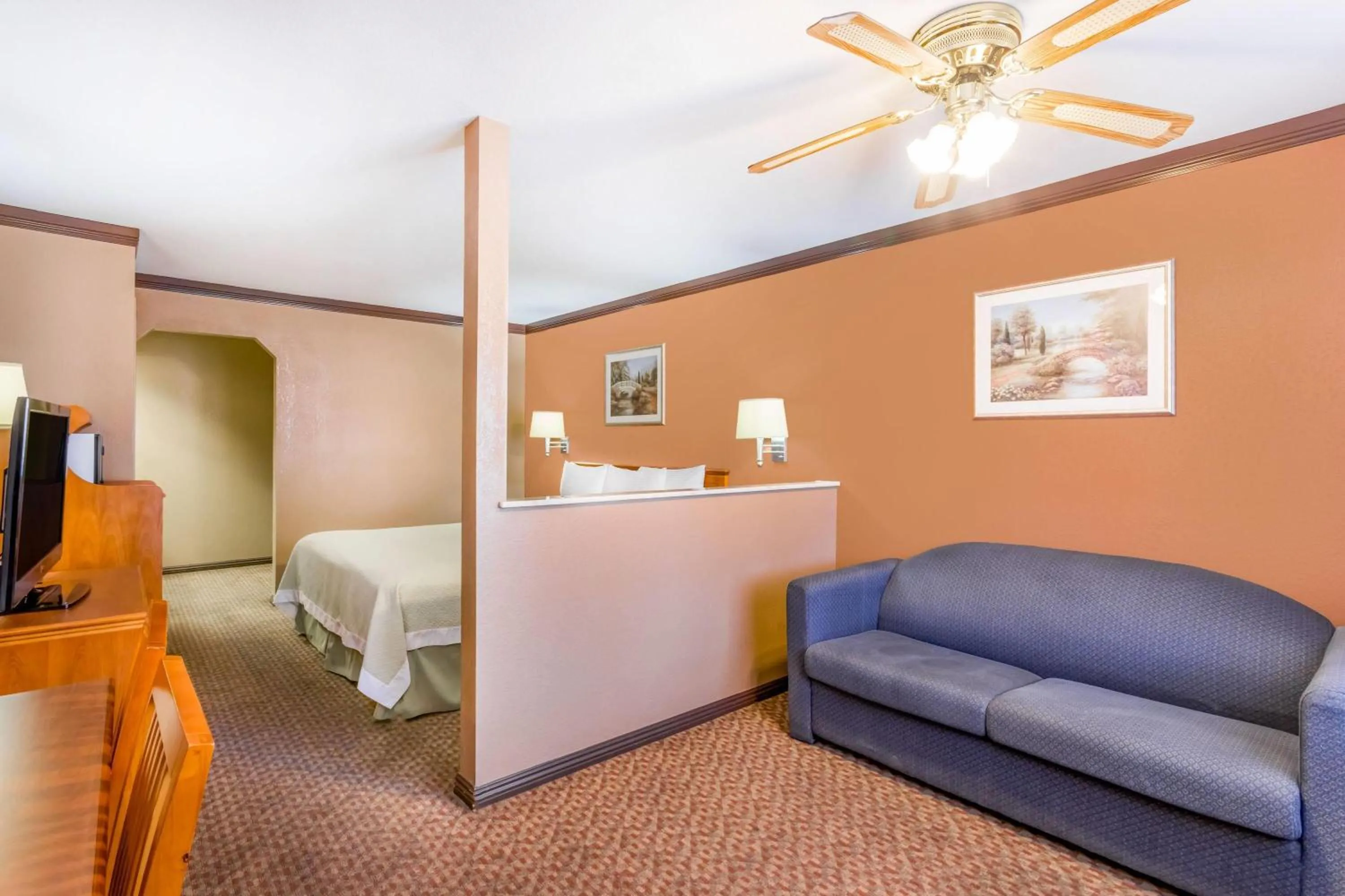 Photo of the whole room in Days Inn by Wyndham Bishop
