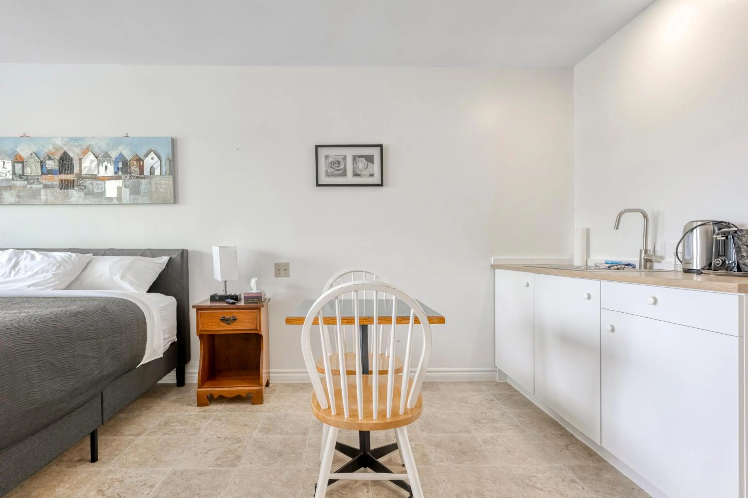 Bed in Homeport Motel