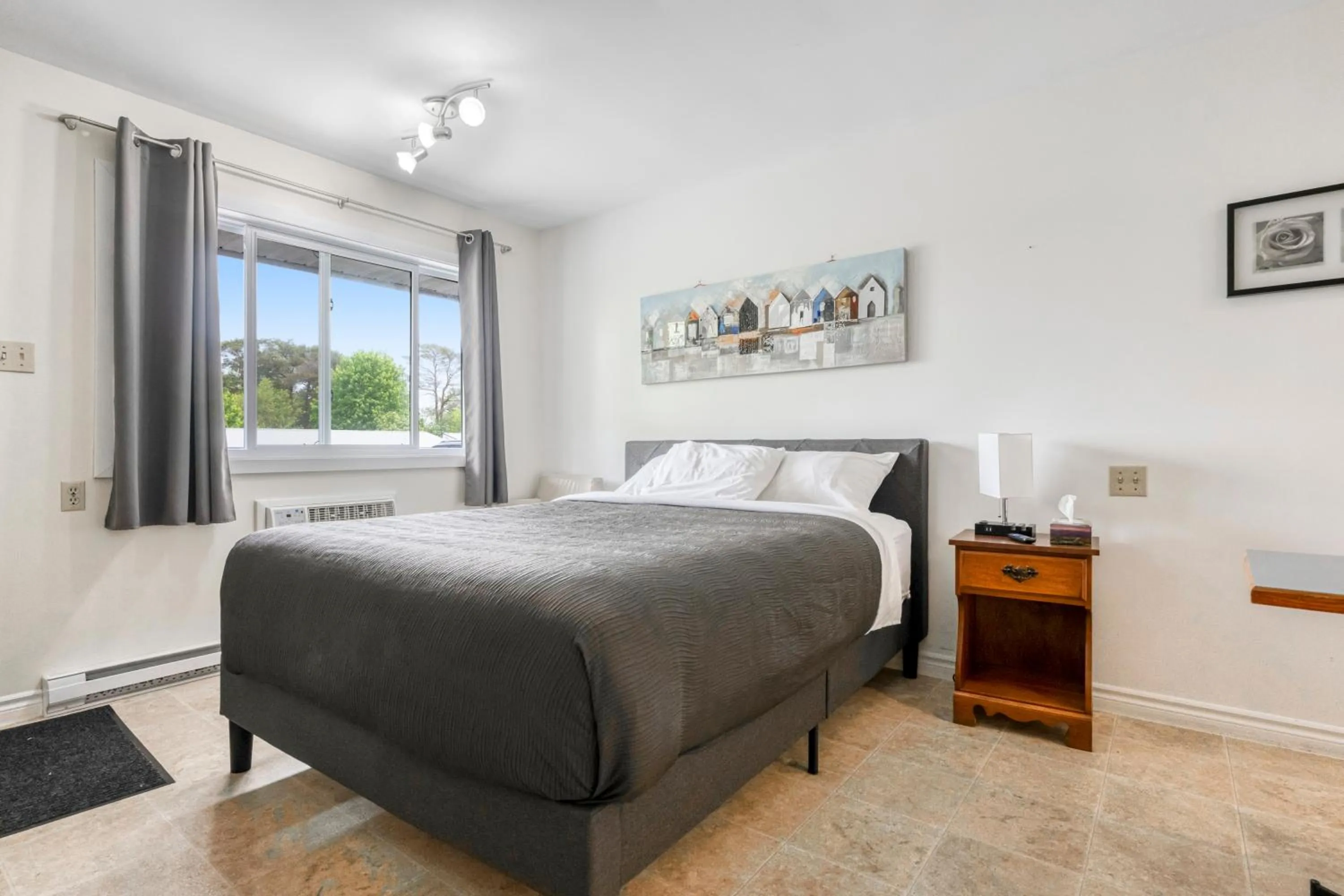 Bed in Homeport Motel