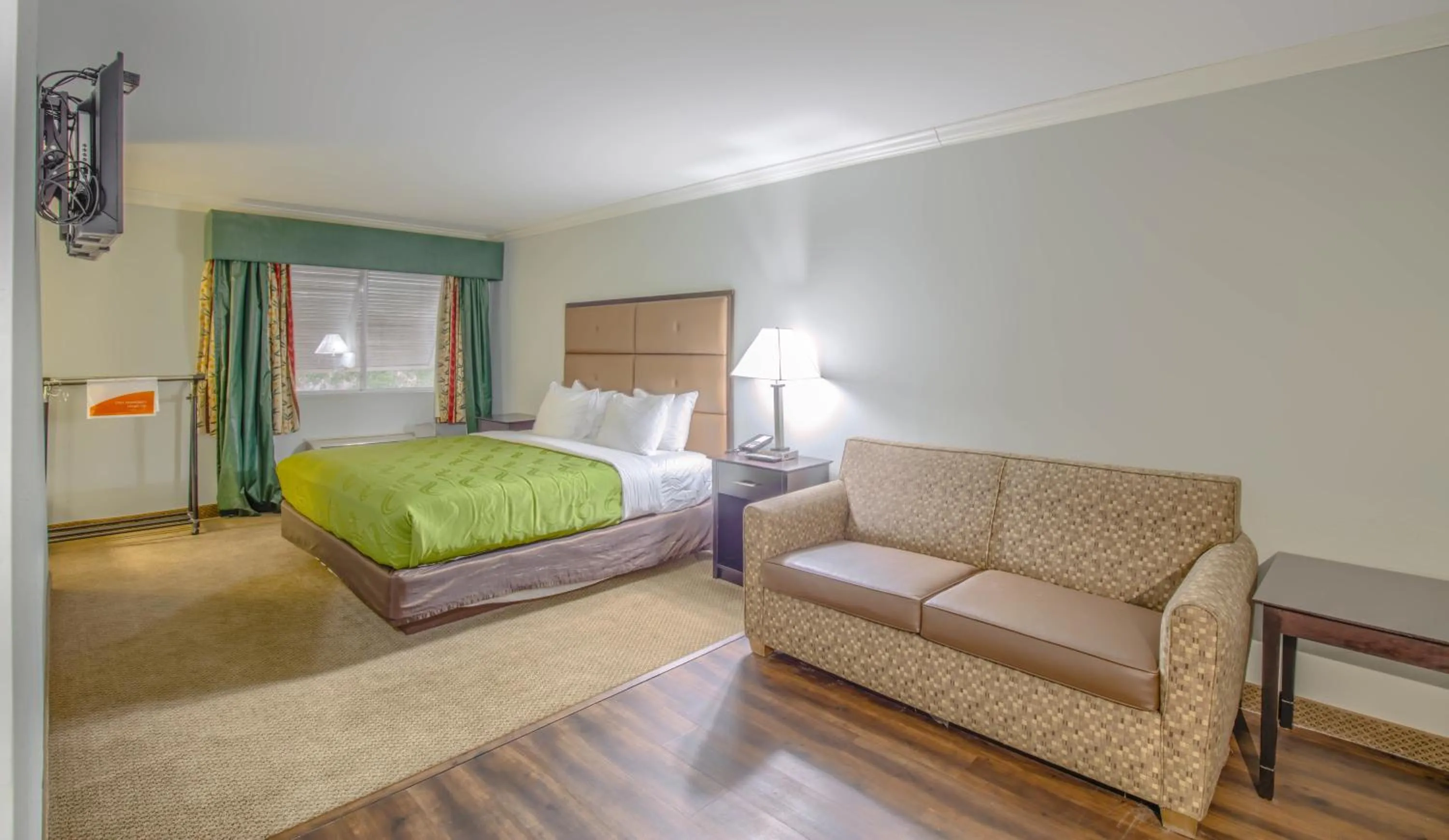 Photo of the whole room, Bed in Quality Inn Gulf Shores Airport