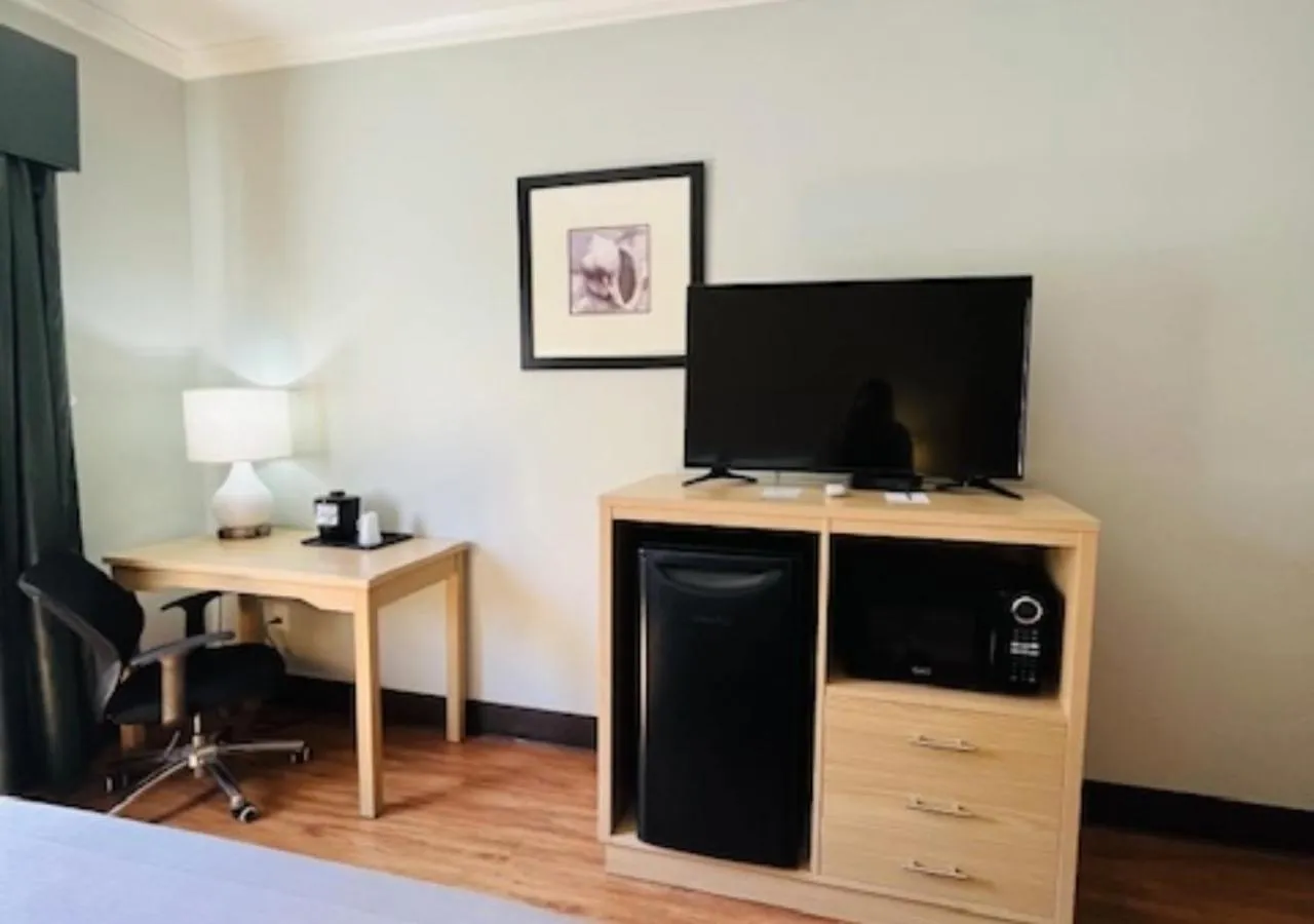 TV and multimedia in Quality Inn Gulf Shores Airport