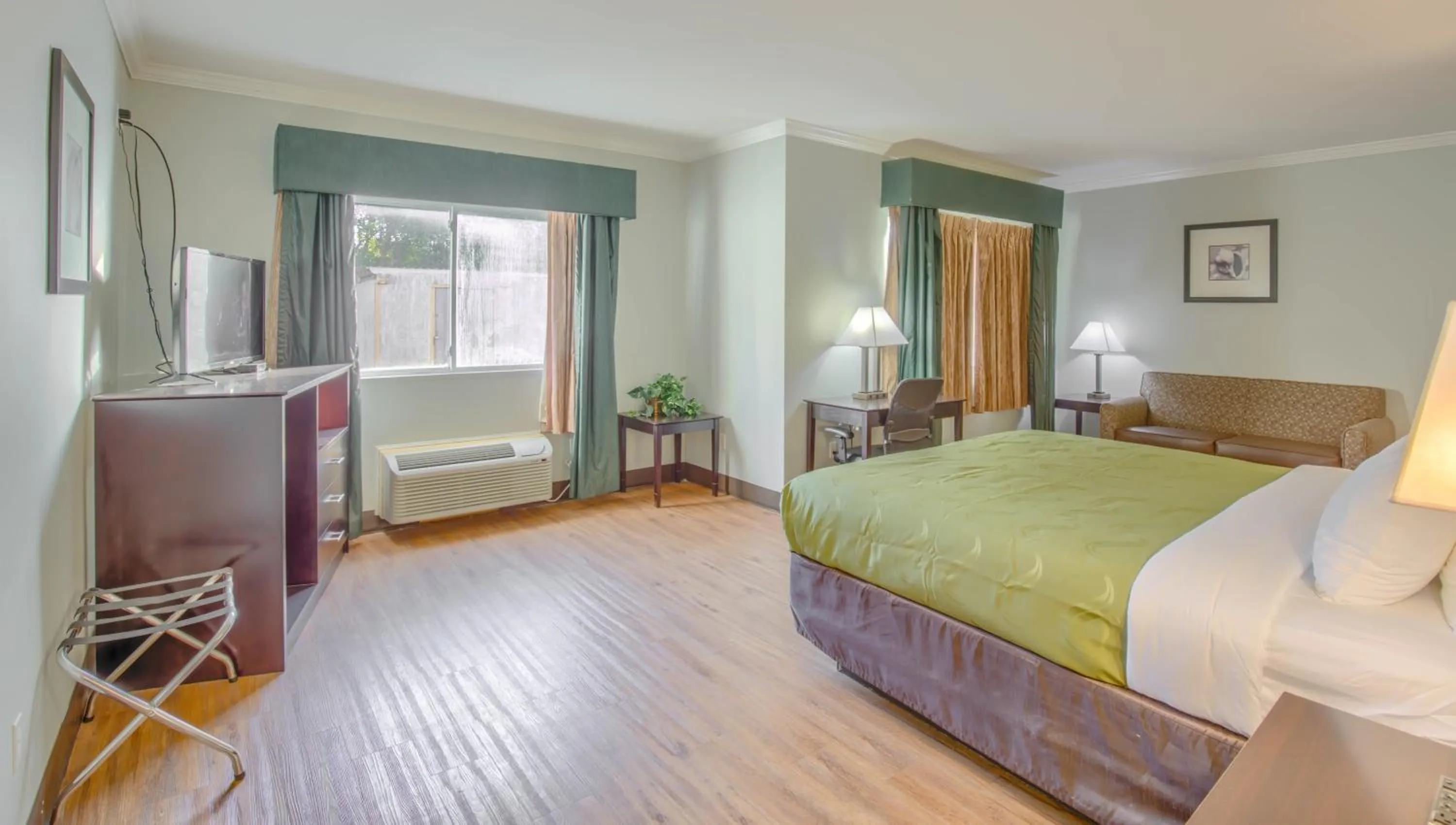 Bed in Quality Inn Gulf Shores Airport