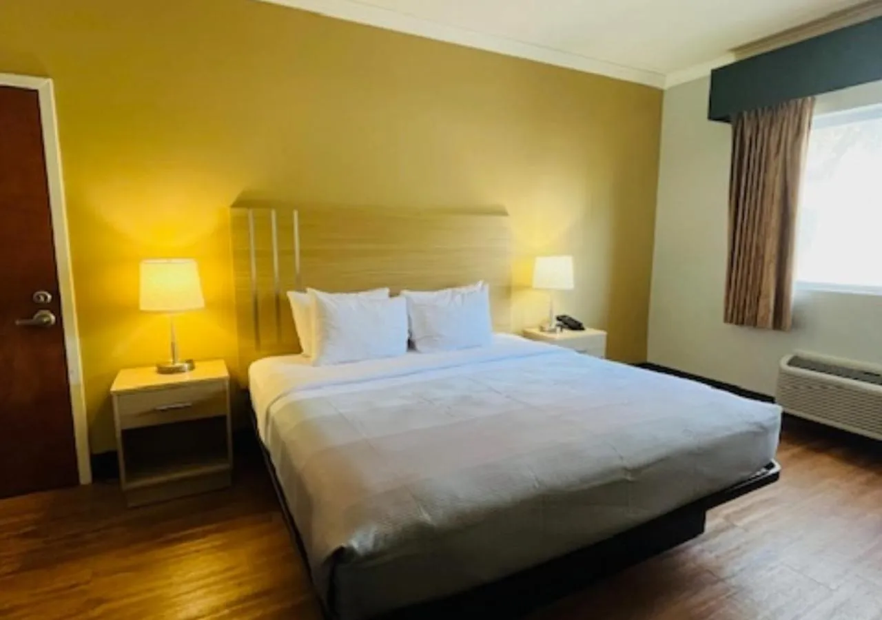 Bedroom, Bed in Quality Inn Gulf Shores Airport