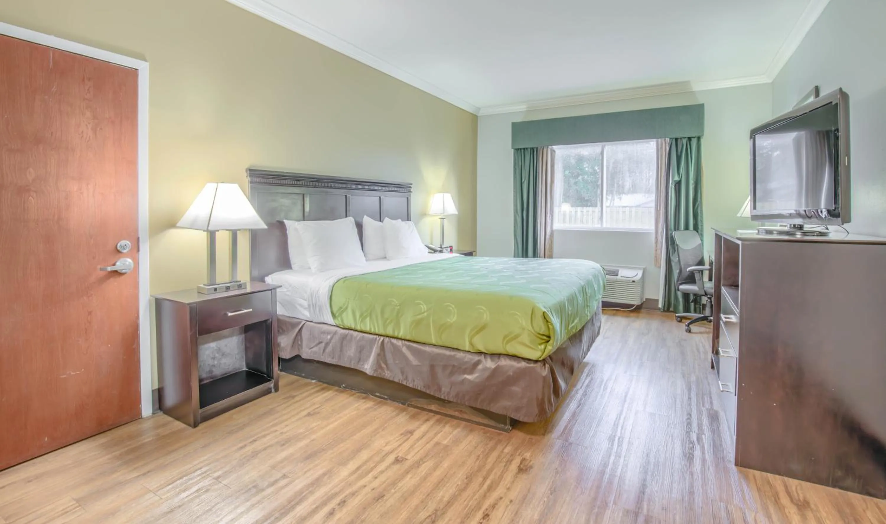 Bed in Quality Inn Gulf Shores Airport