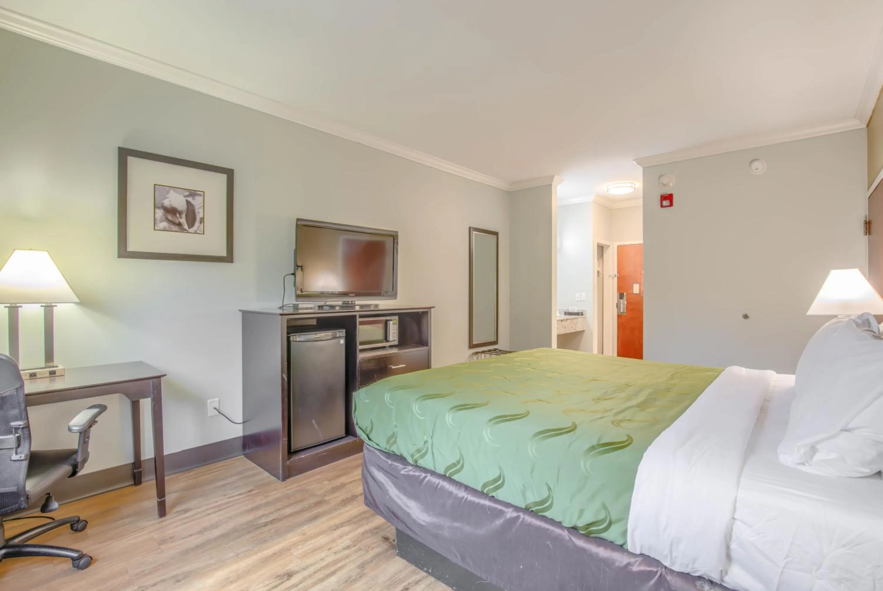 Photo of the whole room, Bed in Quality Inn Gulf Shores Airport