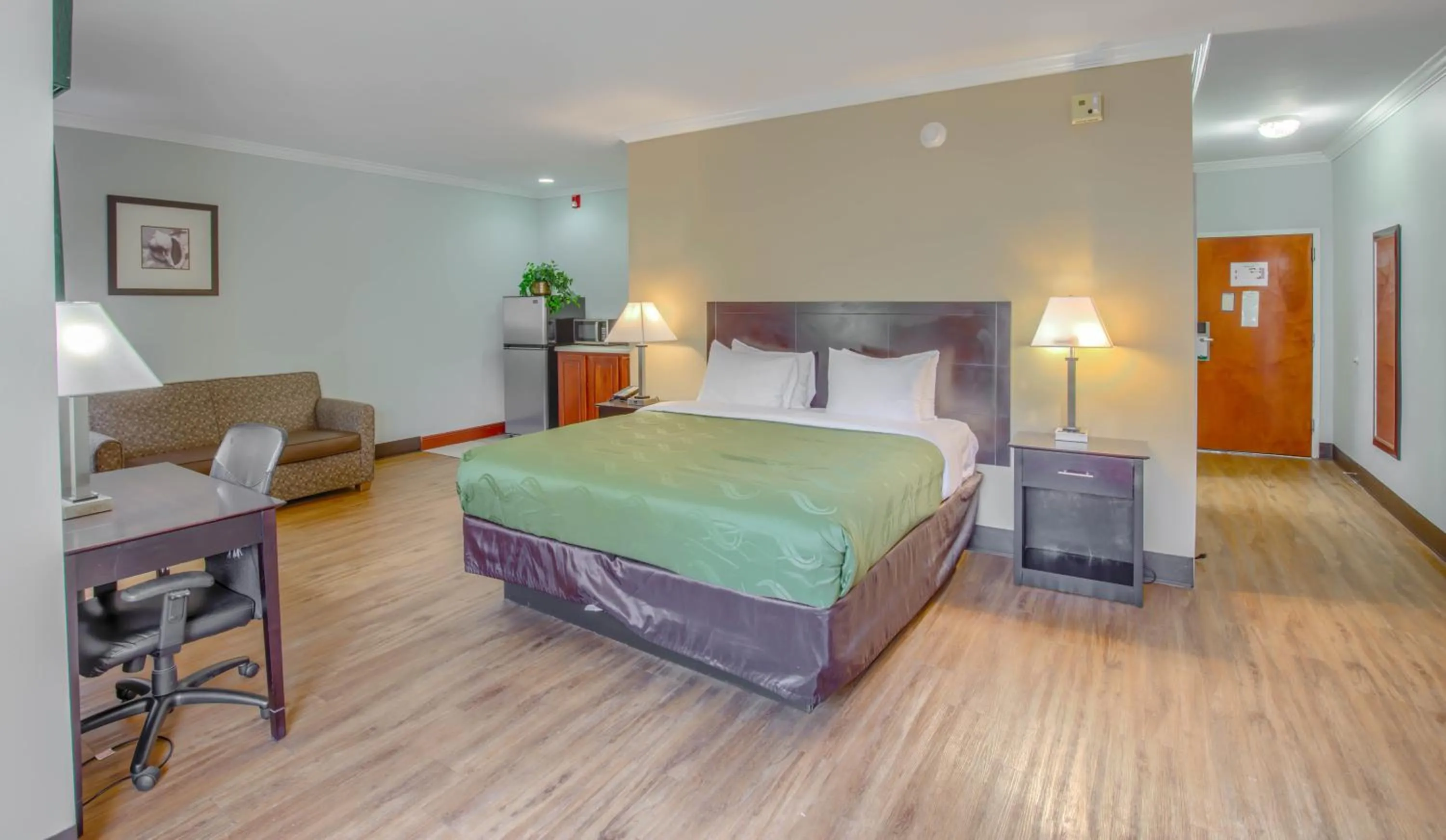 Photo of the whole room, Bed in Quality Inn Gulf Shores Airport